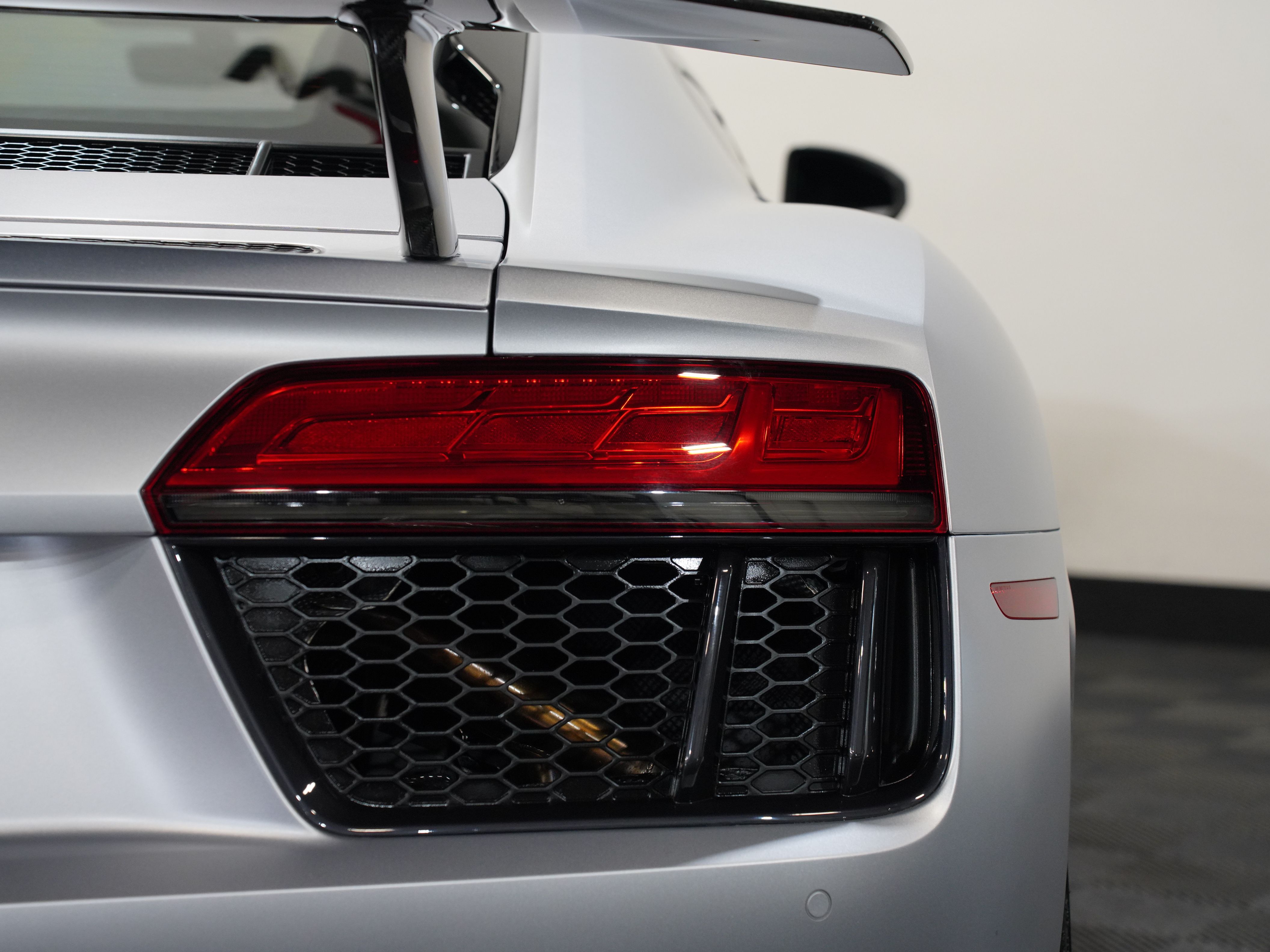 SILVER, 2017 AUDI R8 Image 20