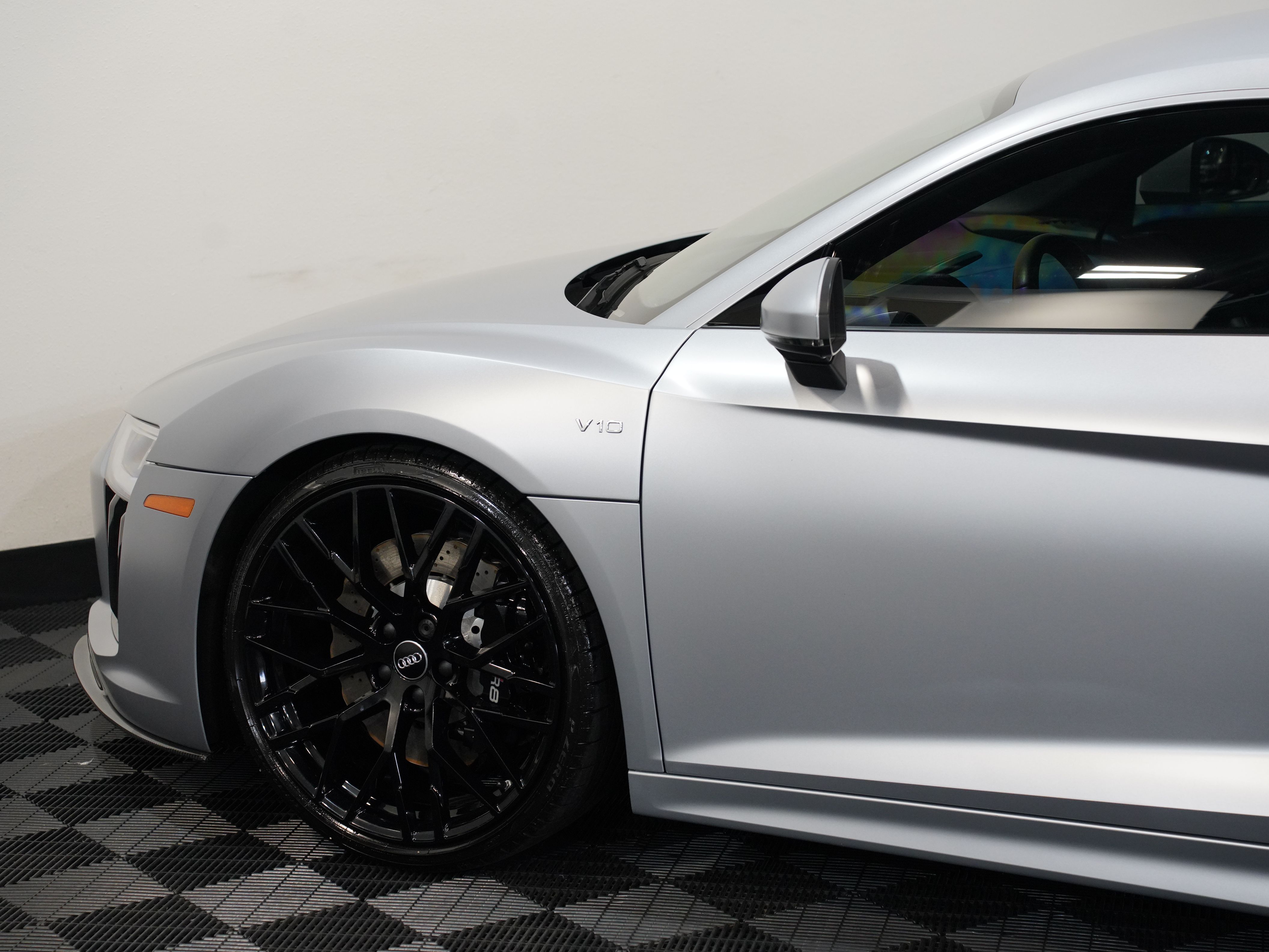 SILVER, 2017 AUDI R8 Image 25