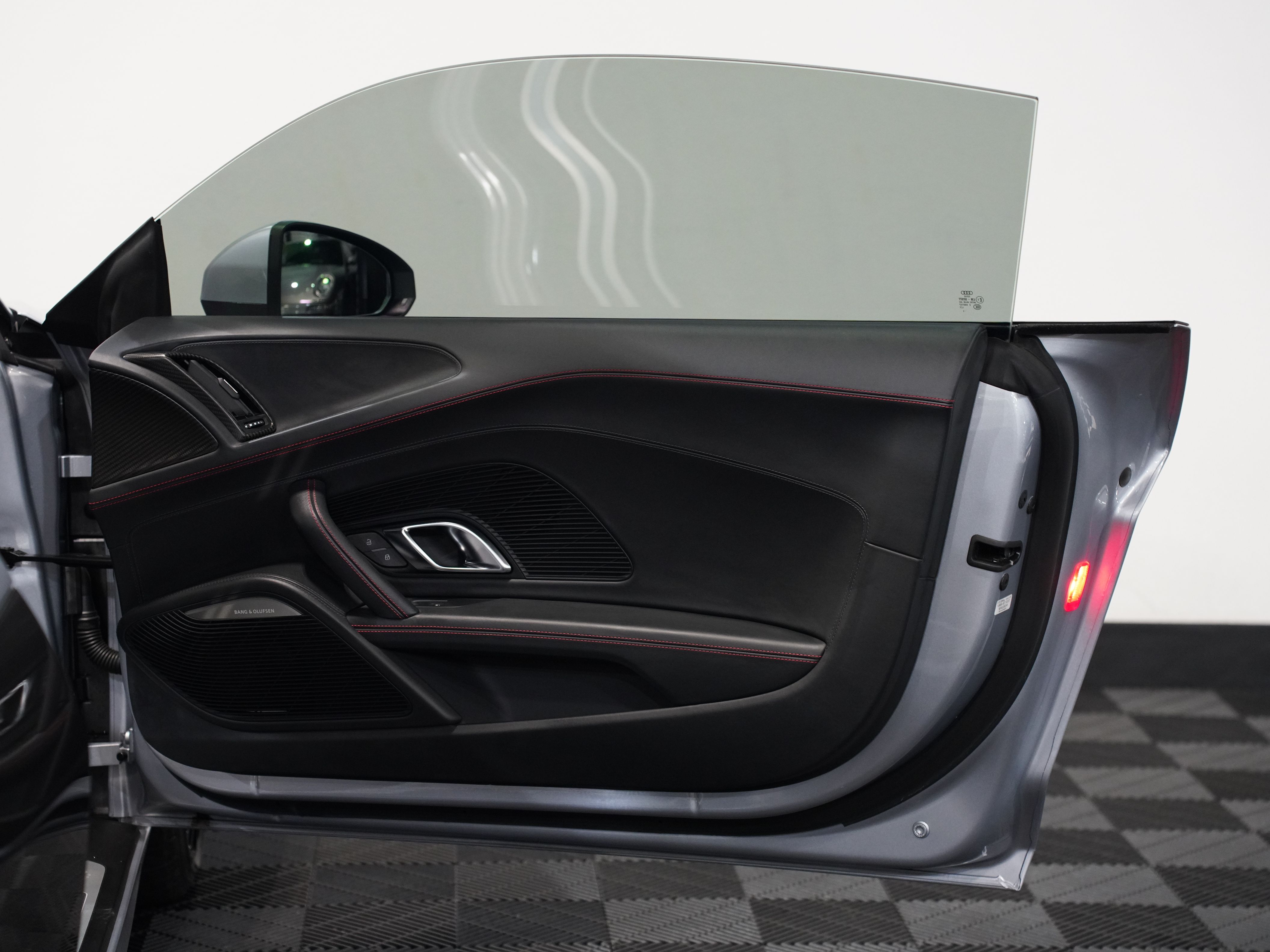 SILVER, 2017 AUDI R8 Image 28
