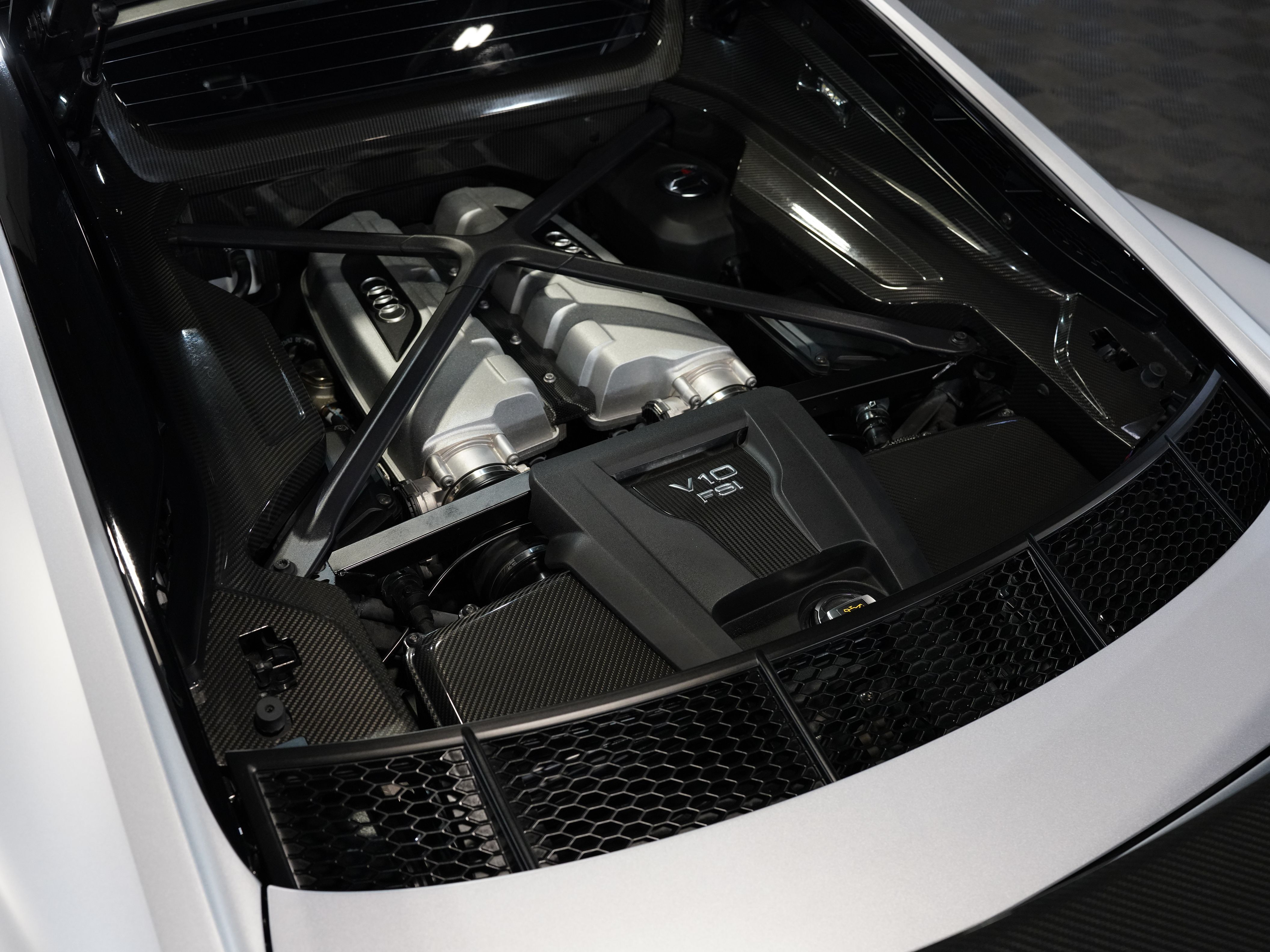 SILVER, 2017 AUDI R8 Image 47