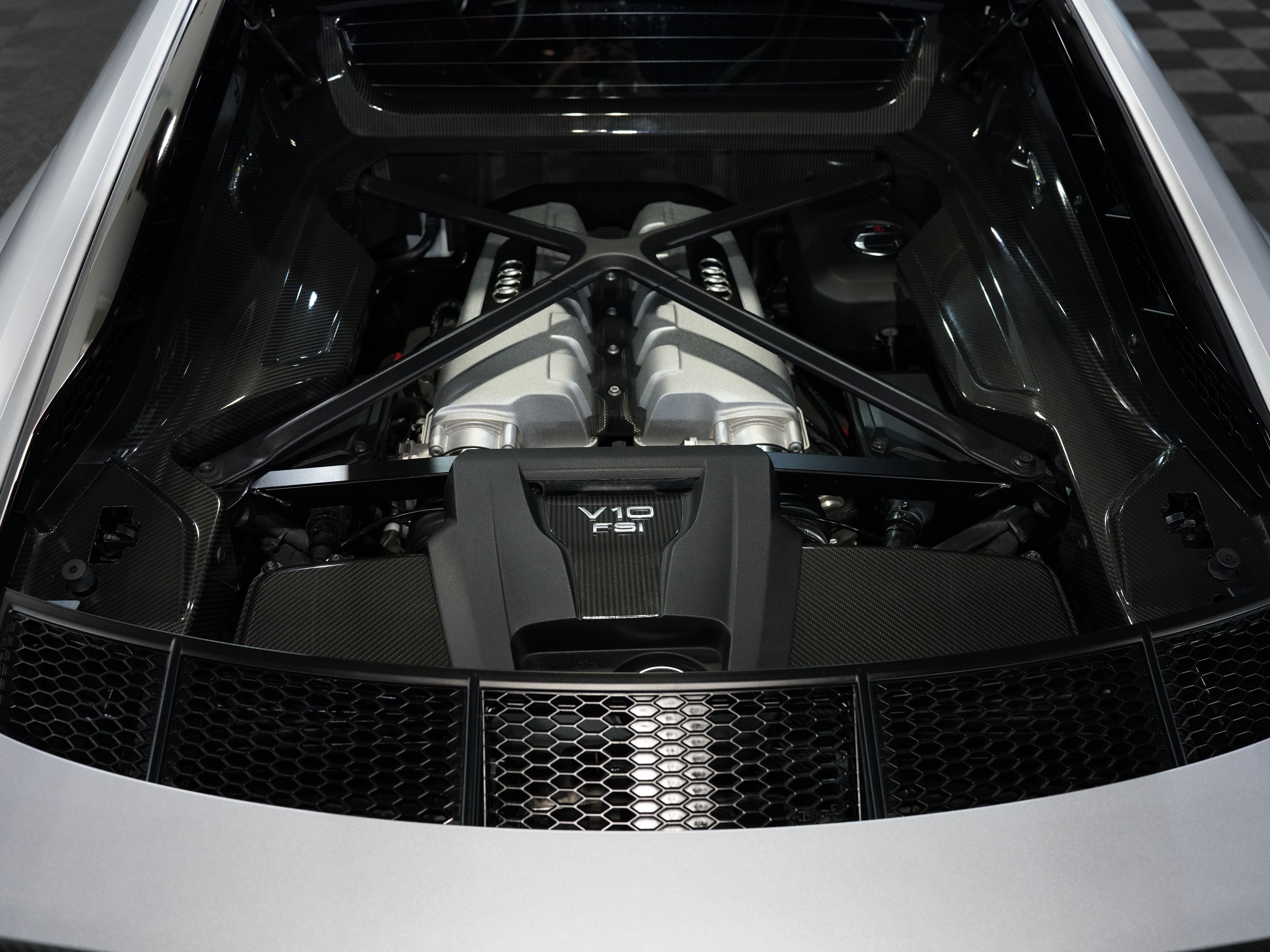 SILVER, 2017 AUDI R8 Image 48