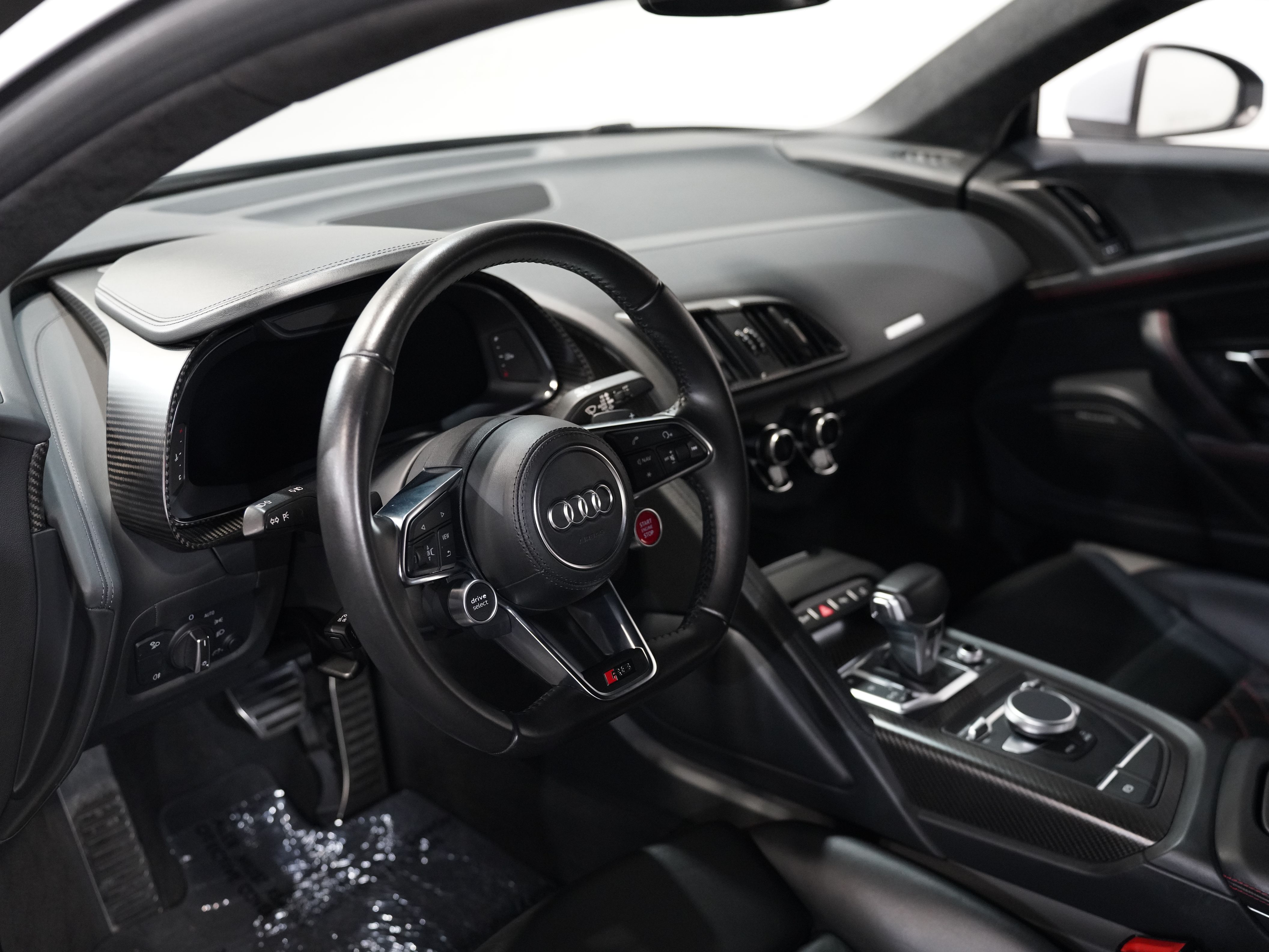SILVER, 2017 AUDI R8 Image 37
