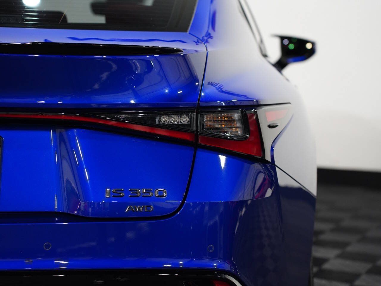 BLUE, 2022 LEXUS IS Image 18