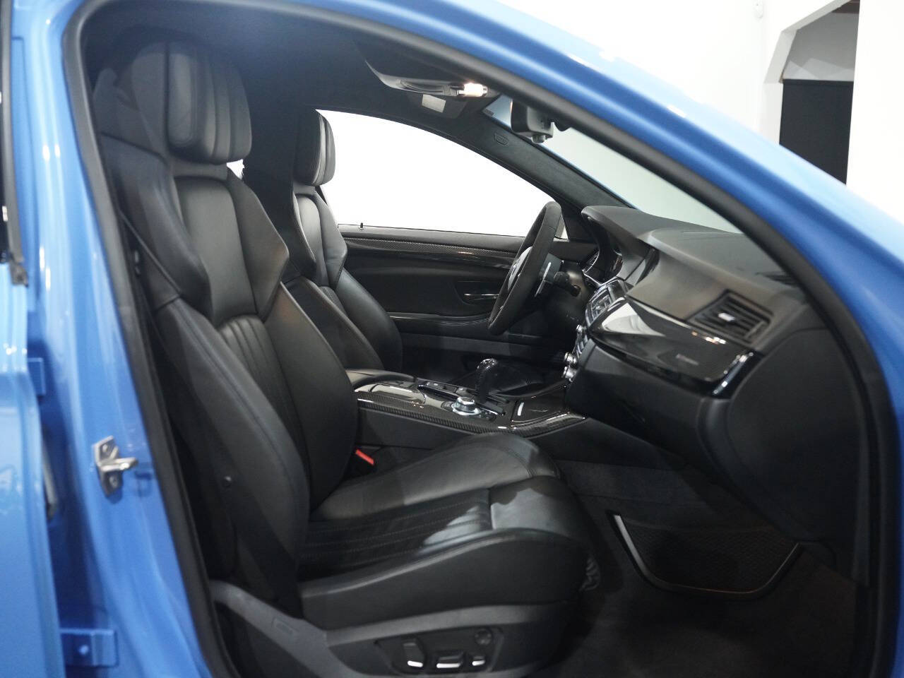 YAS MARINA BLUE, 2013 BMW M5 Image 37