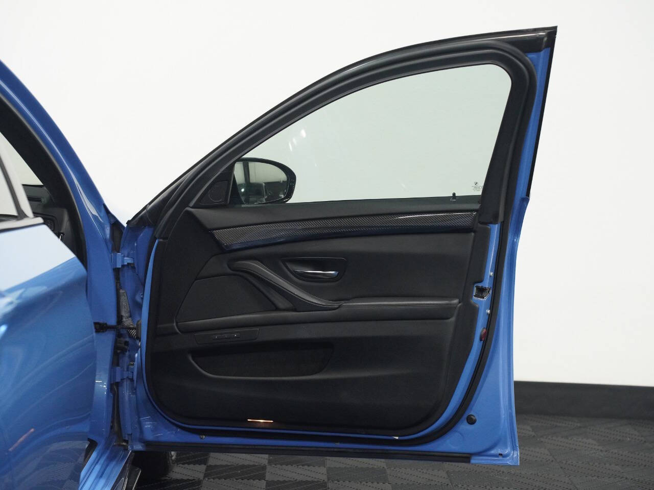 YAS MARINA BLUE, 2013 BMW M5 Image 25