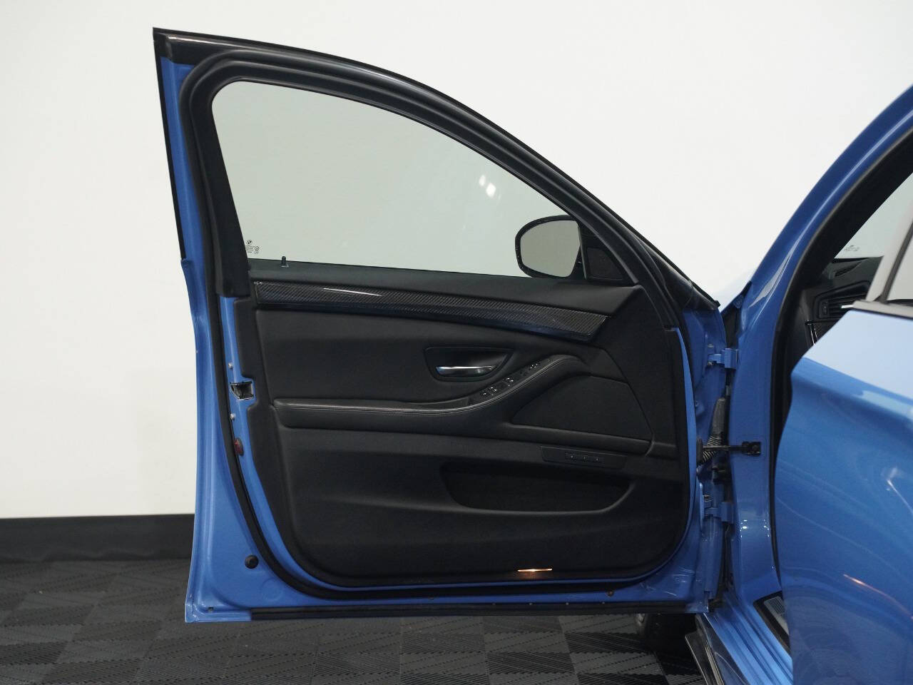 YAS MARINA BLUE, 2013 BMW M5 Image 23