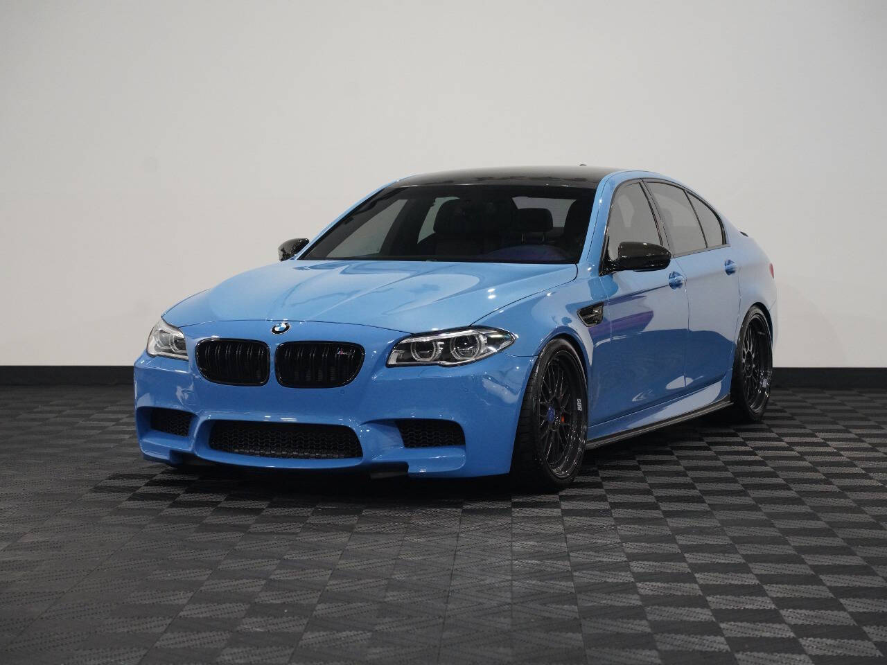 YAS MARINA BLUE, 2013 BMW M5 Image 3