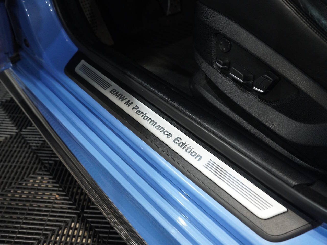 YAS MARINA BLUE, 2013 BMW M5 Image 31