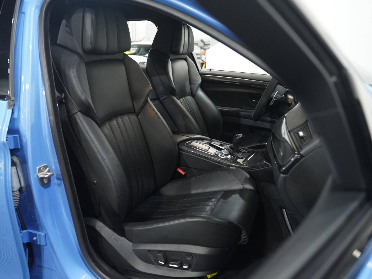 YAS MARINA BLUE, 2013 BMW M5 Image 36