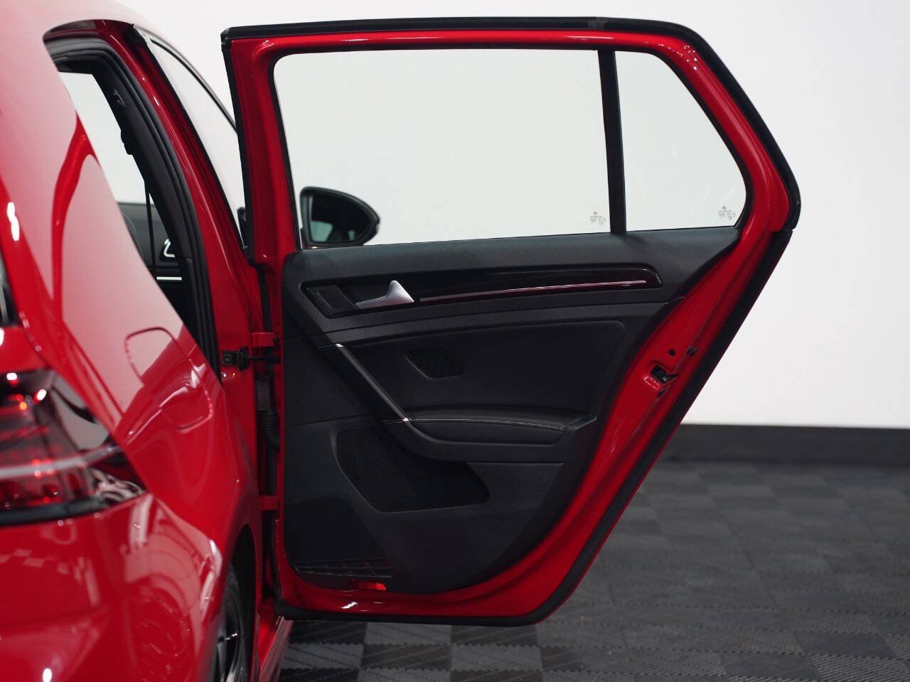 TORNADO RED, 2016 VOLKSWAGEN GOLF R Image 22