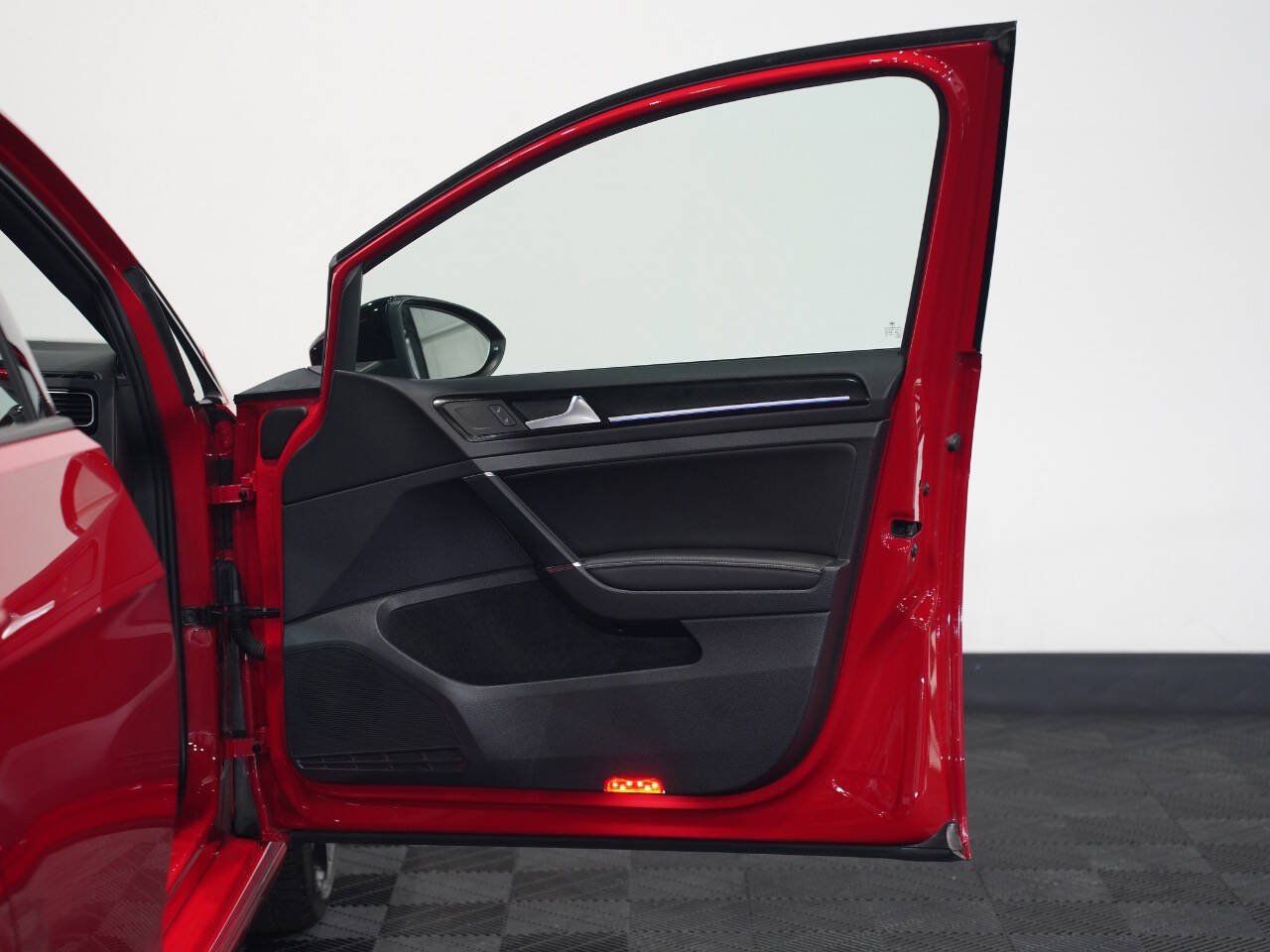 TORNADO RED, 2016 VOLKSWAGEN GOLF R Image 20