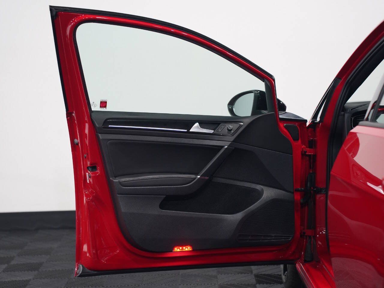 TORNADO RED, 2016 VOLKSWAGEN GOLF R Image 18
