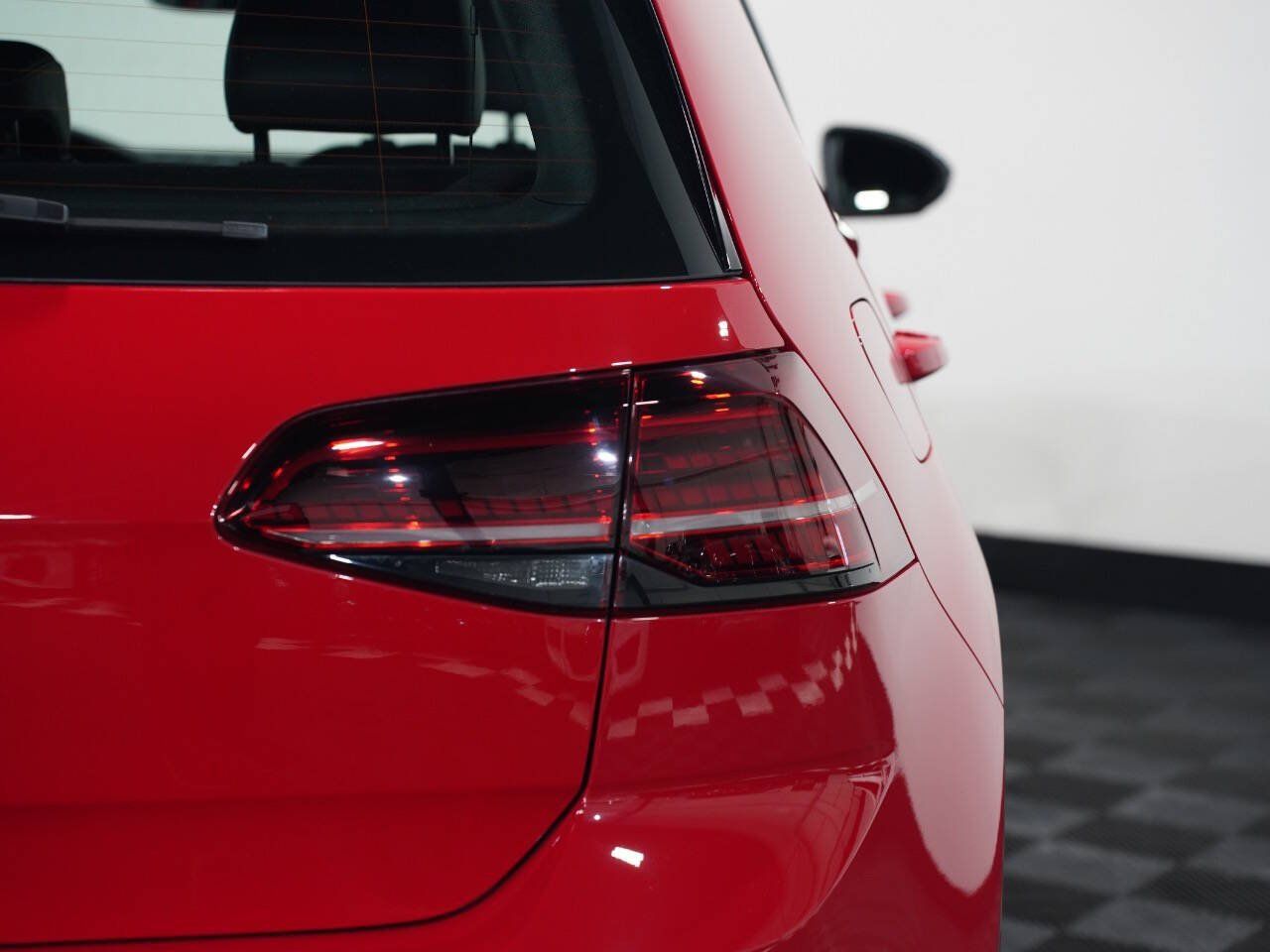 TORNADO RED, 2016 VOLKSWAGEN GOLF R Image 15
