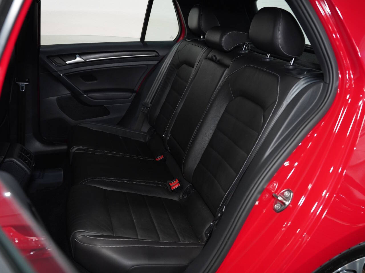 TORNADO RED, 2016 VOLKSWAGEN GOLF R Image 34