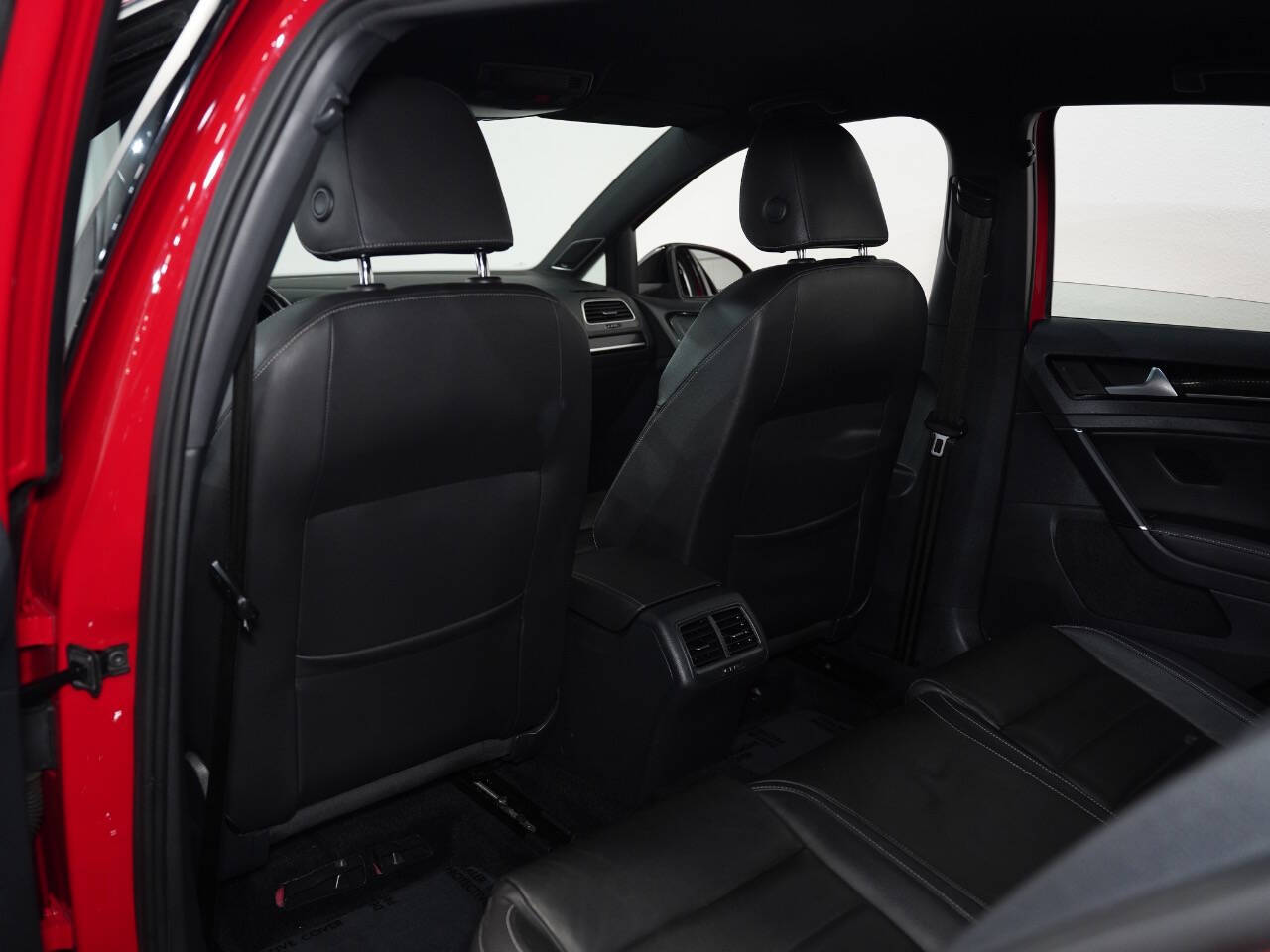TORNADO RED, 2016 VOLKSWAGEN GOLF R Image 35