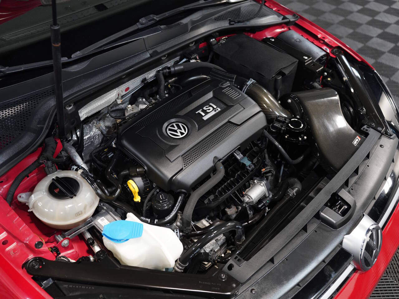 TORNADO RED, 2016 VOLKSWAGEN GOLF R Image 46