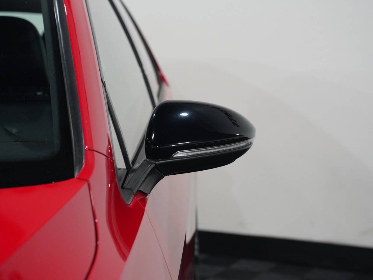 TORNADO RED, 2016 VOLKSWAGEN GOLF R Image 11