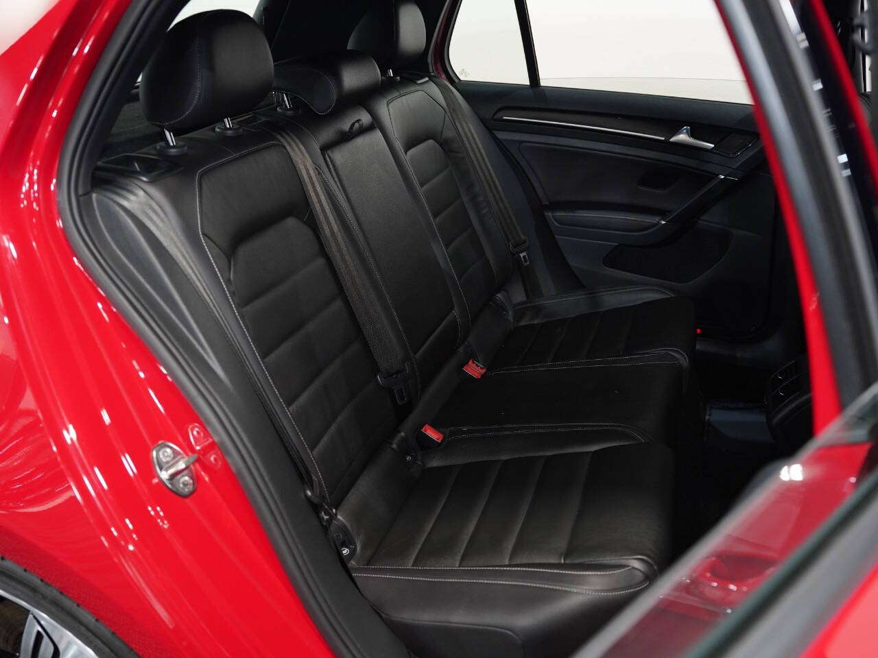 TORNADO RED, 2016 VOLKSWAGEN GOLF R Image 32