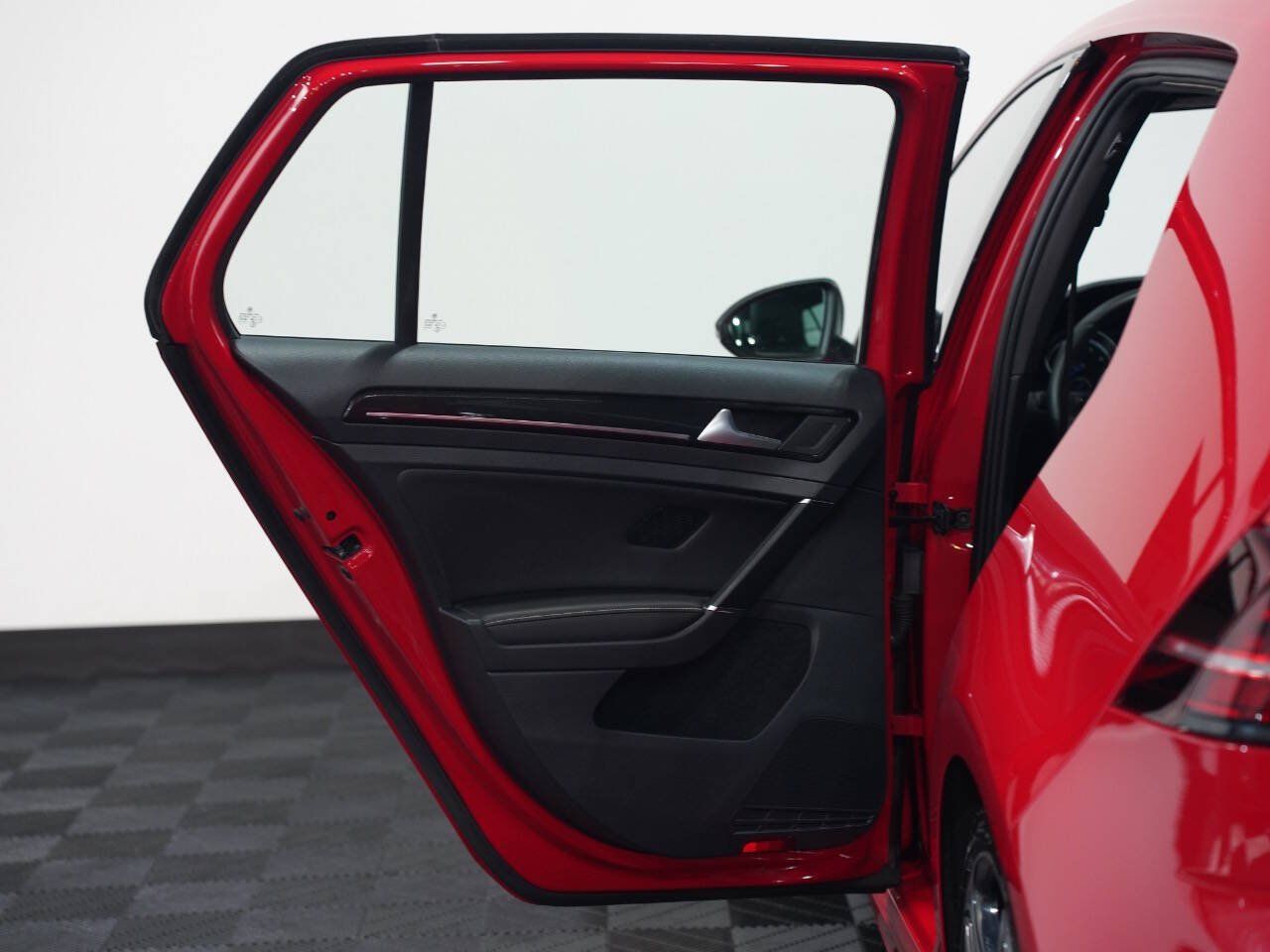 TORNADO RED, 2016 VOLKSWAGEN GOLF R Image 24