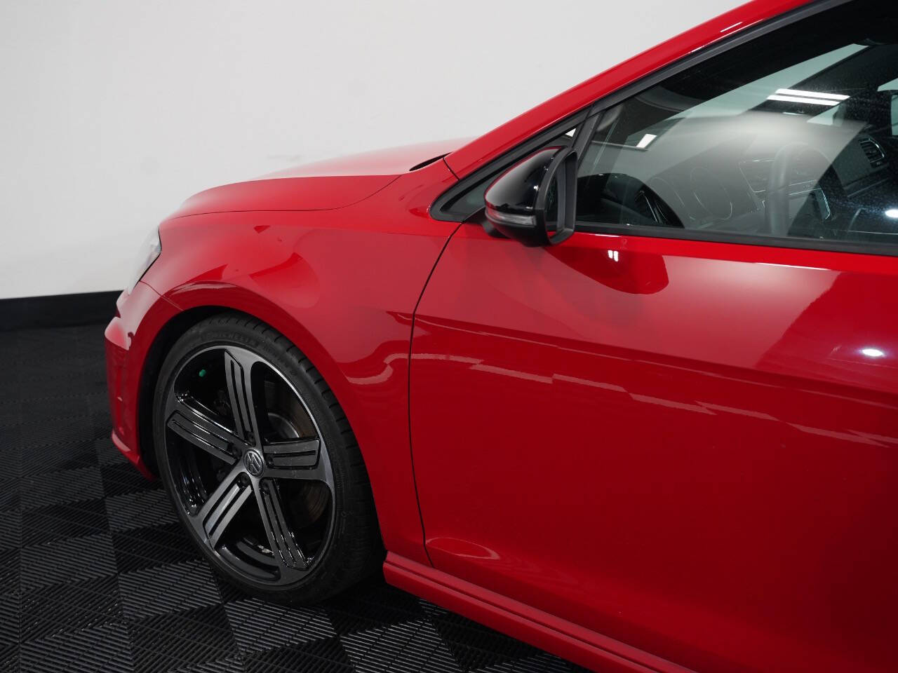 TORNADO RED, 2016 VOLKSWAGEN GOLF R Image 17