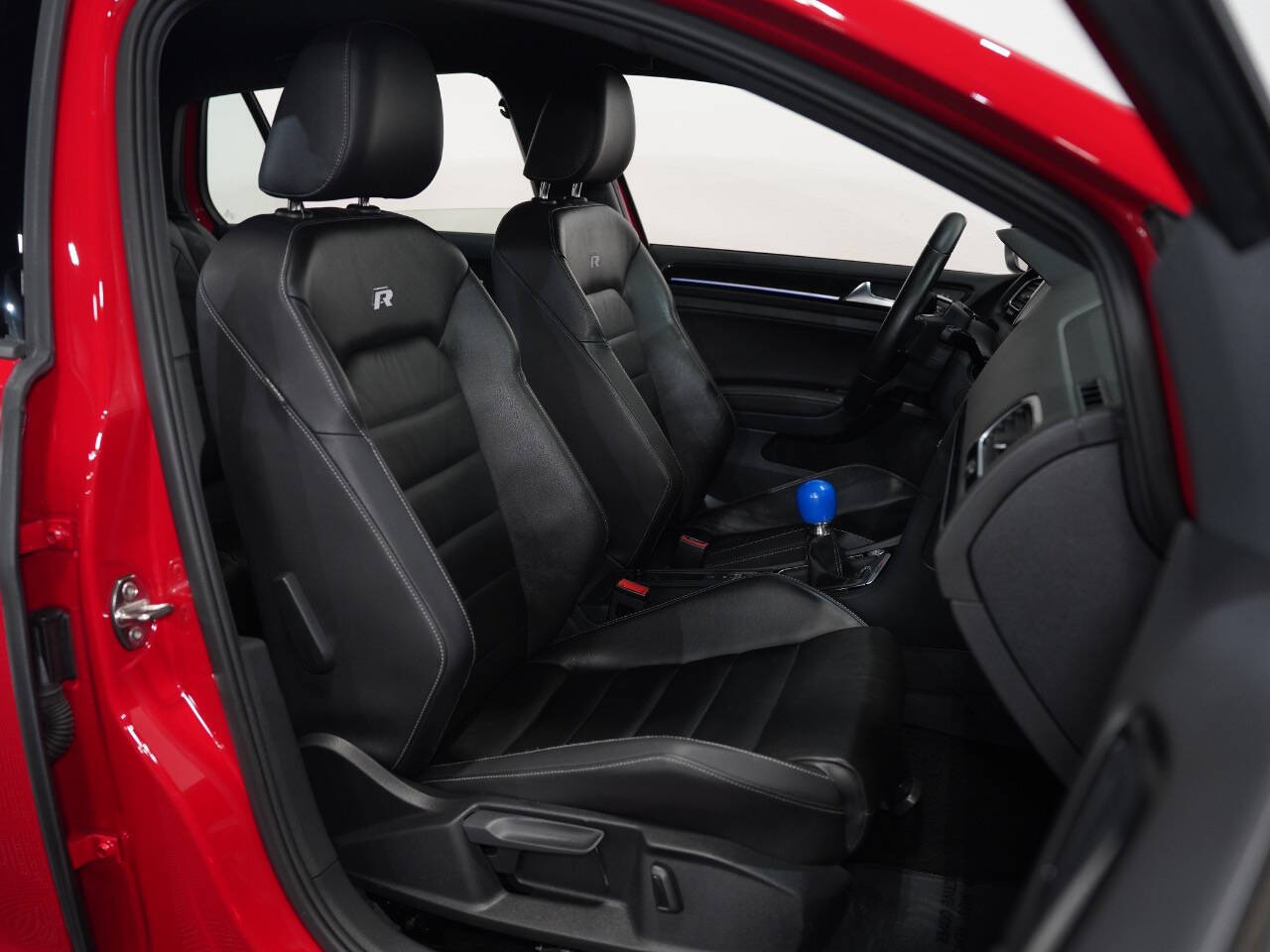 TORNADO RED, 2016 VOLKSWAGEN GOLF R Image 29