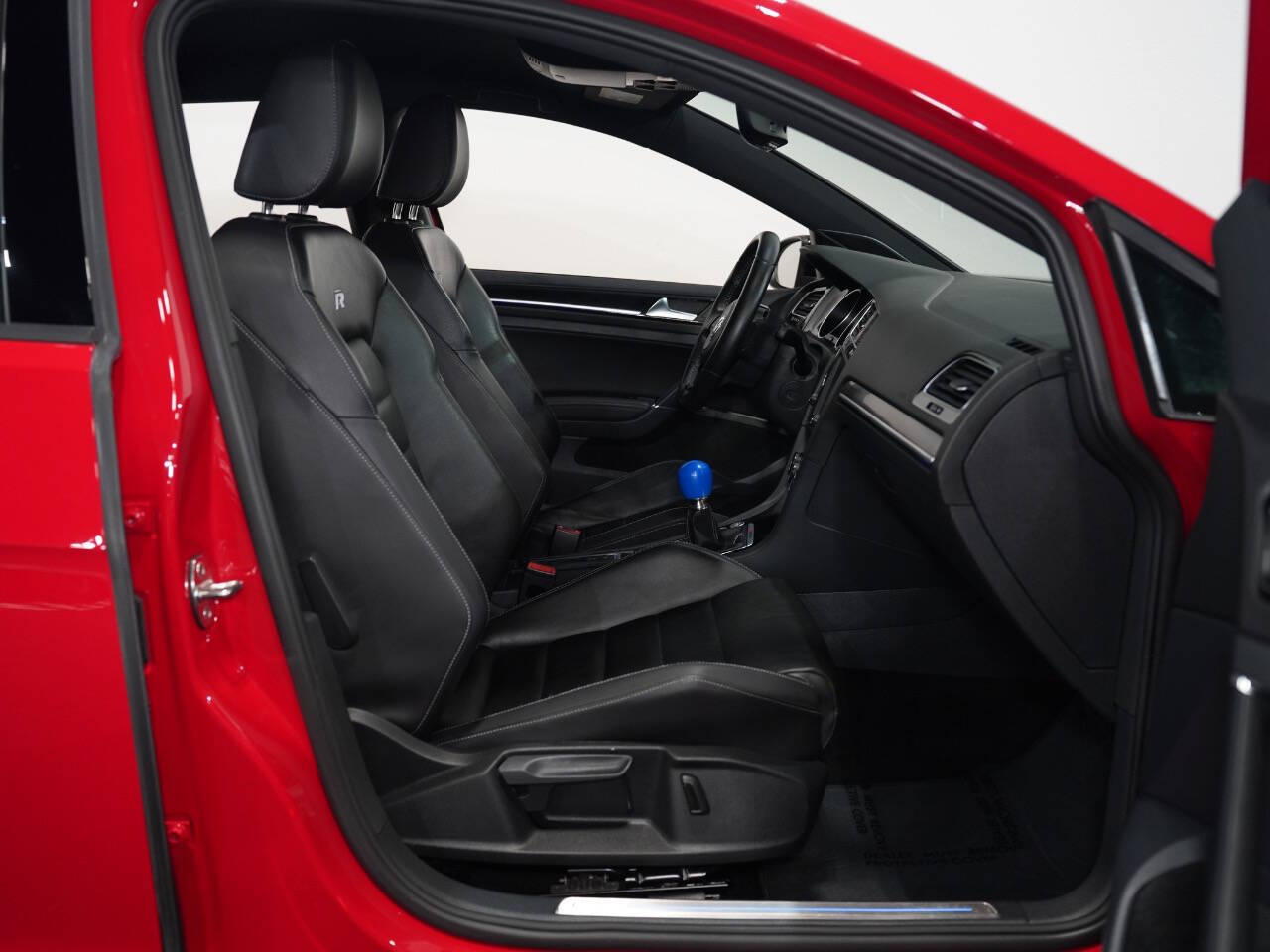 TORNADO RED, 2016 VOLKSWAGEN GOLF R Image 30