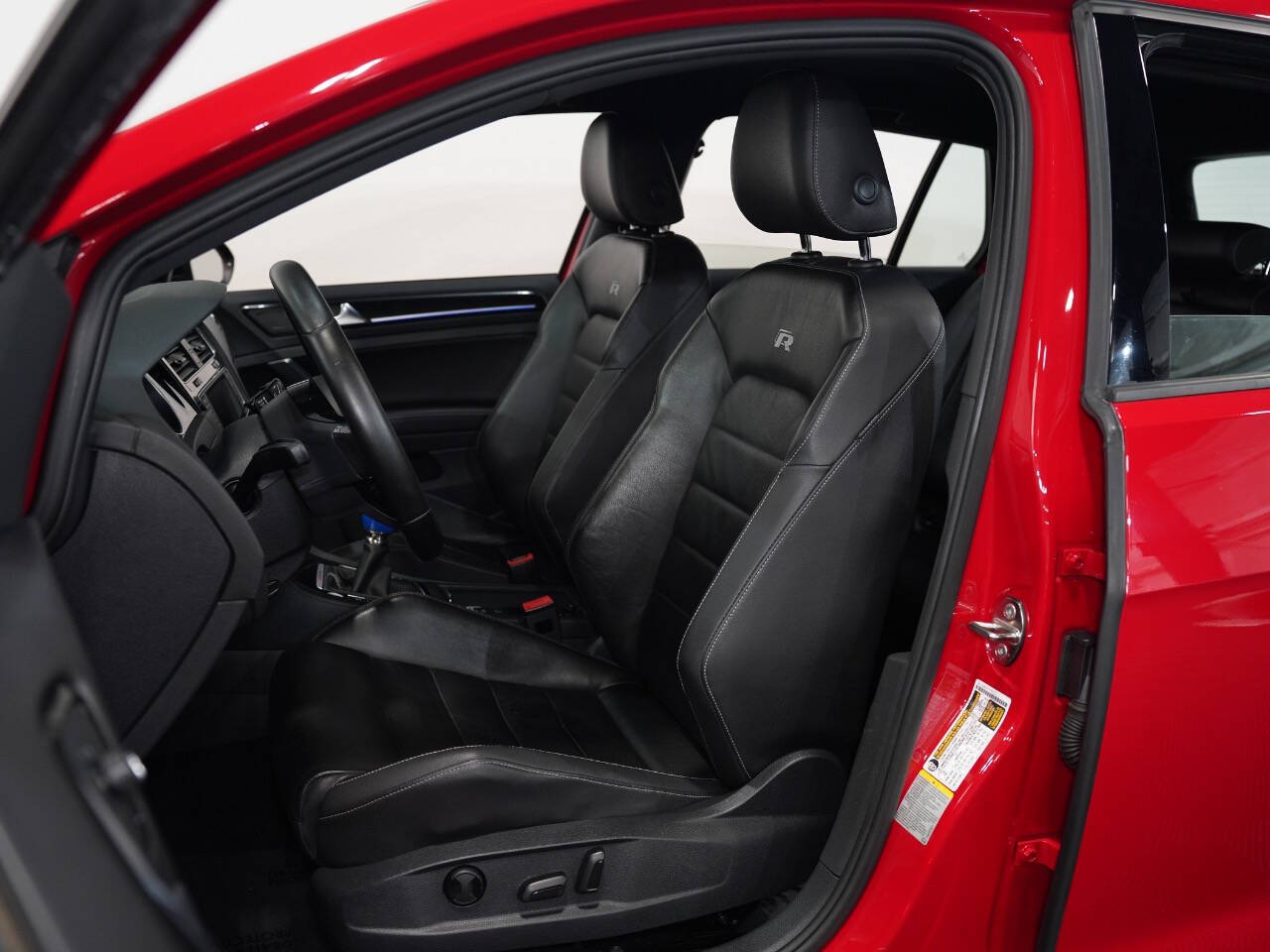 TORNADO RED, 2016 VOLKSWAGEN GOLF R Image 26