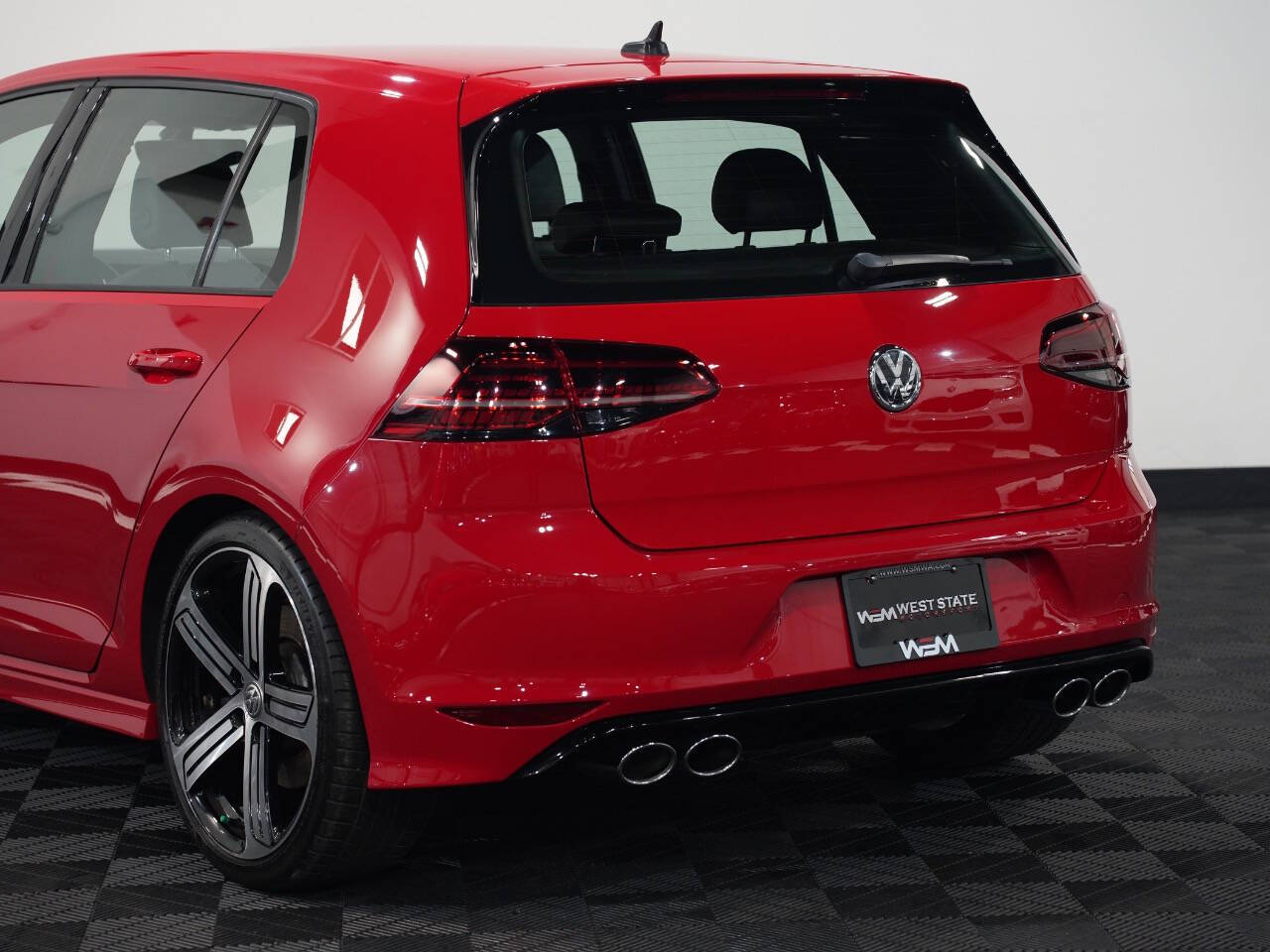 TORNADO RED, 2016 VOLKSWAGEN GOLF R Image 14