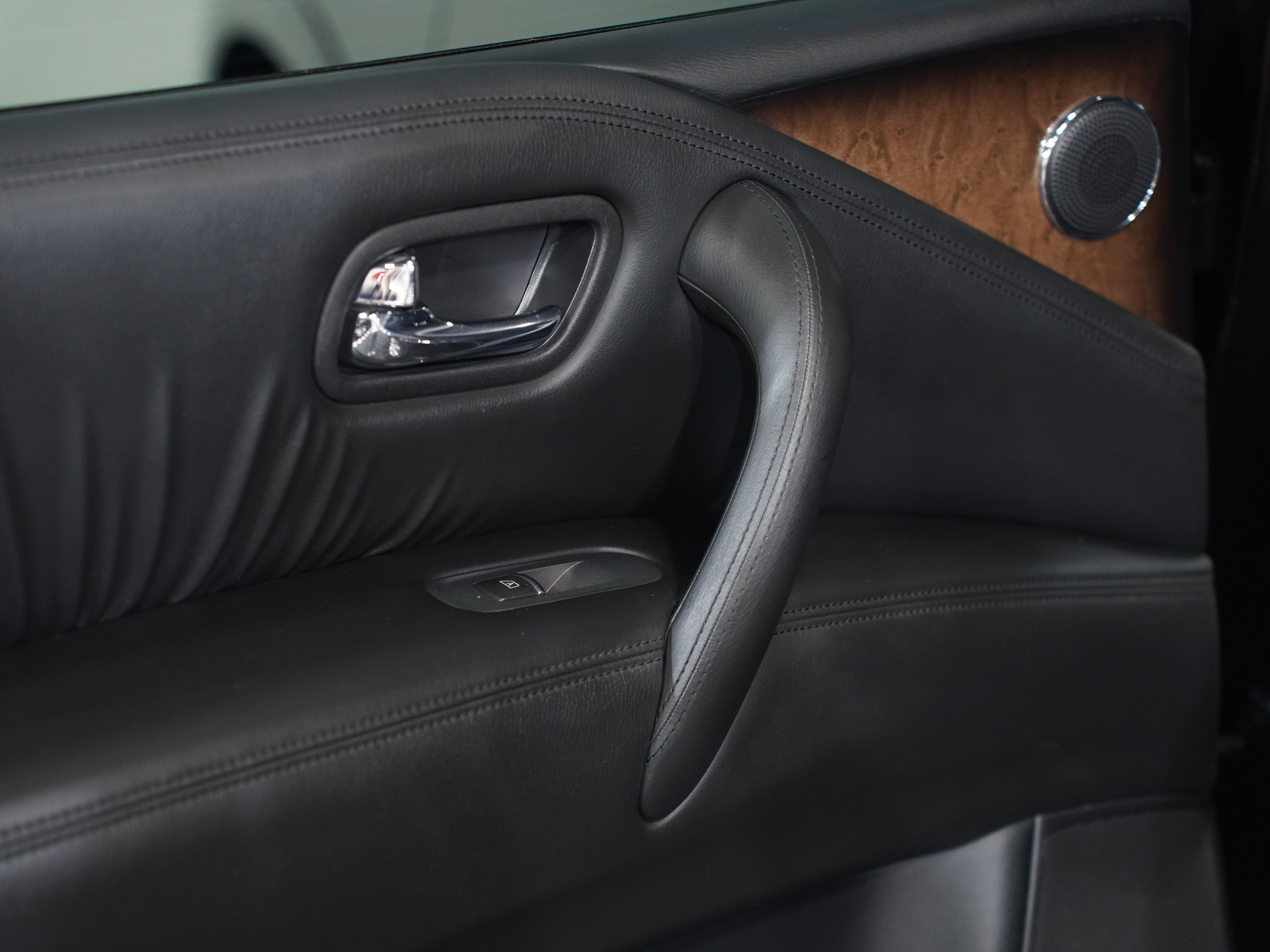 2014 INFINITI QX80 Image 26