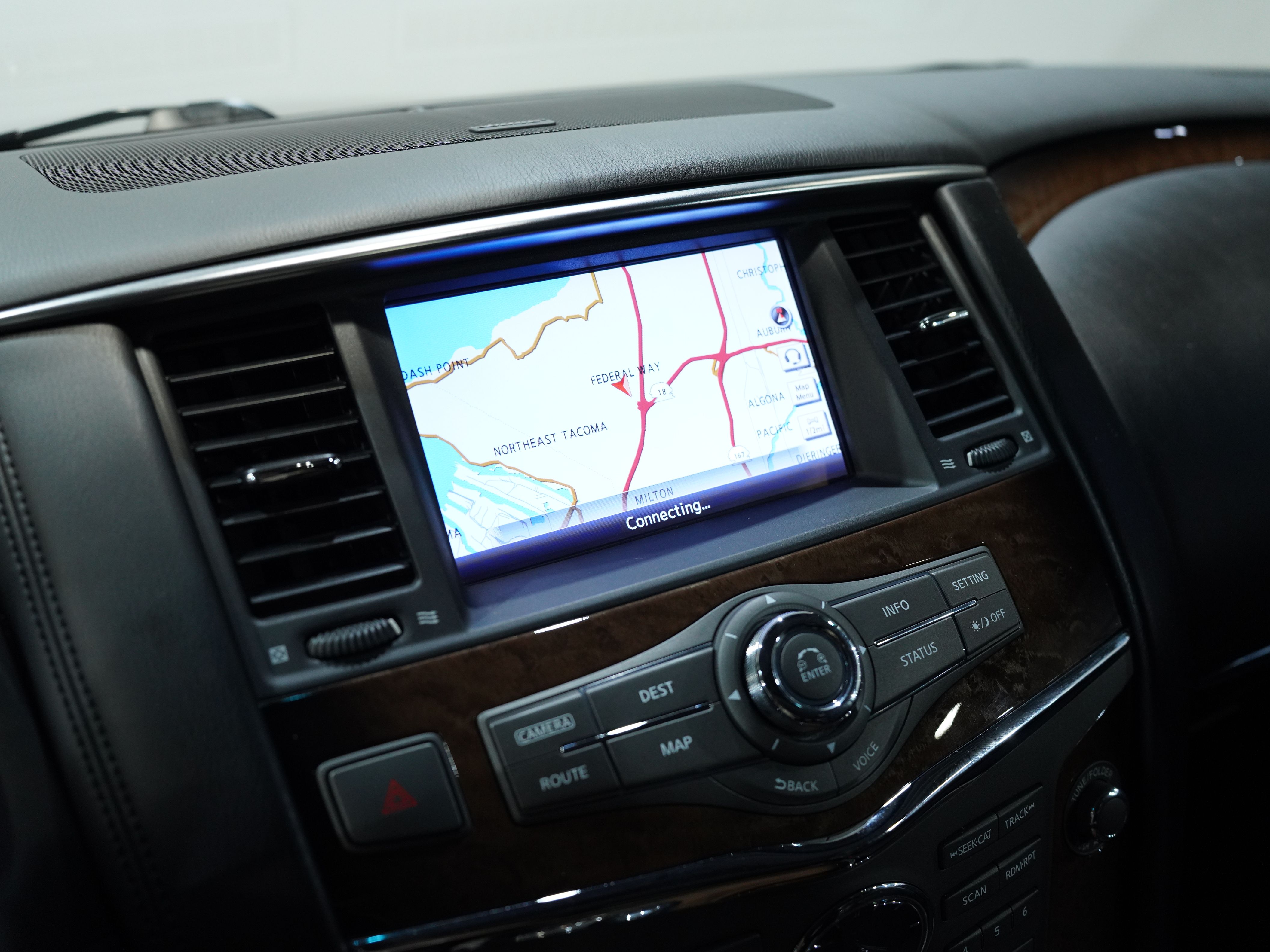 2014 INFINITI QX80 Image 32