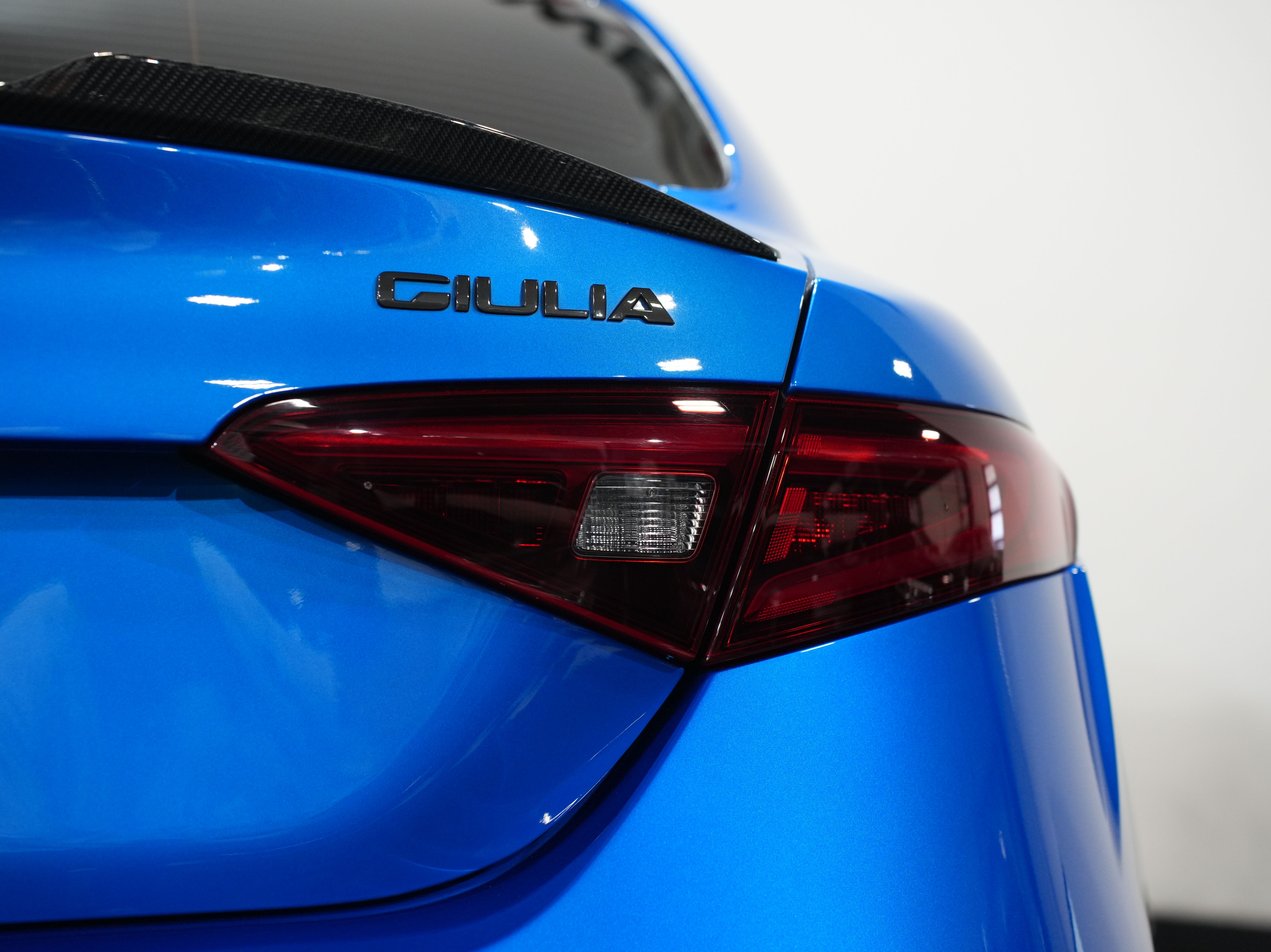 BLUE, 2019 ALFA ROMEO GIULIA Image 19