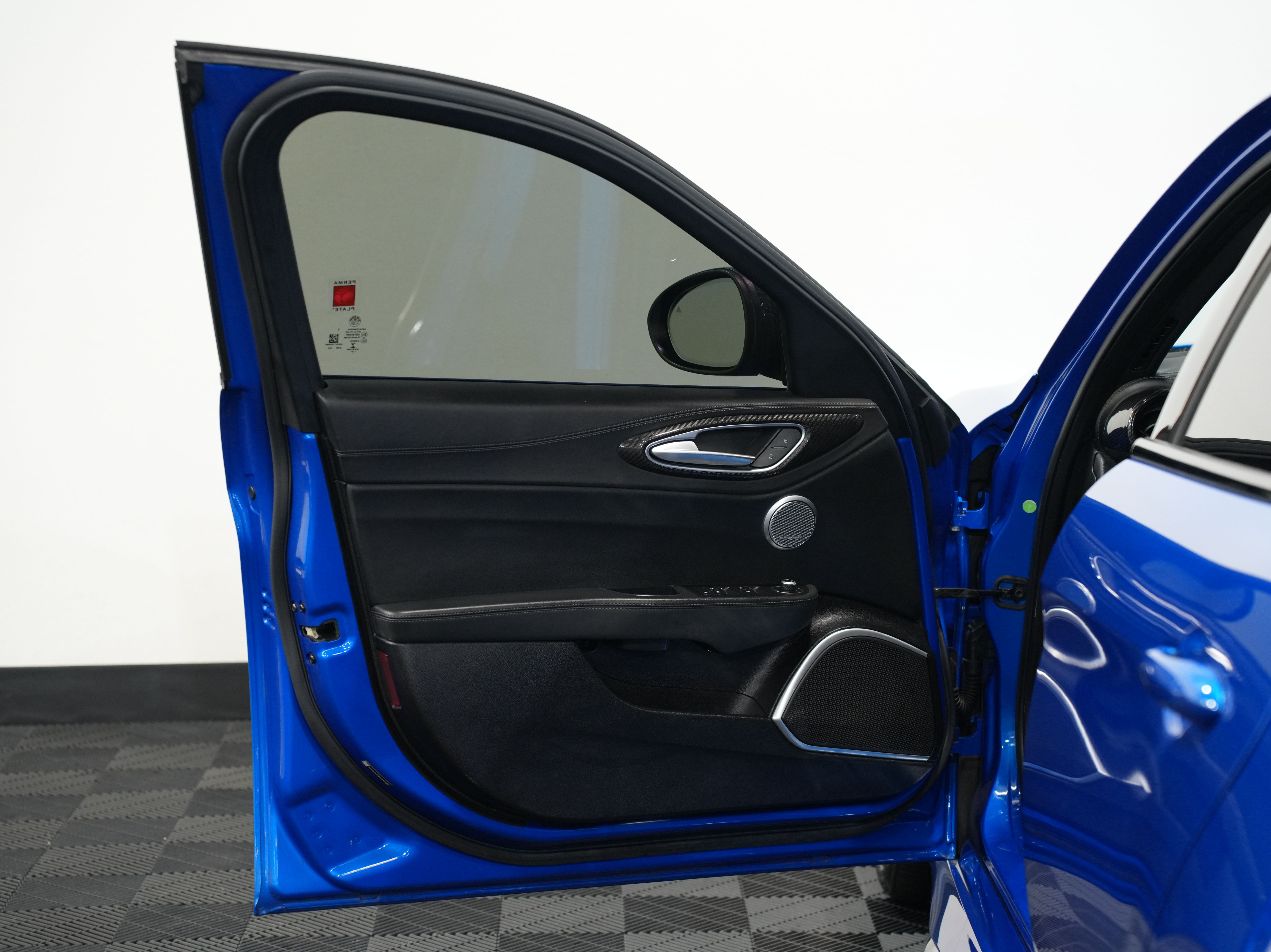 BLUE, 2019 ALFA ROMEO GIULIA Image 24