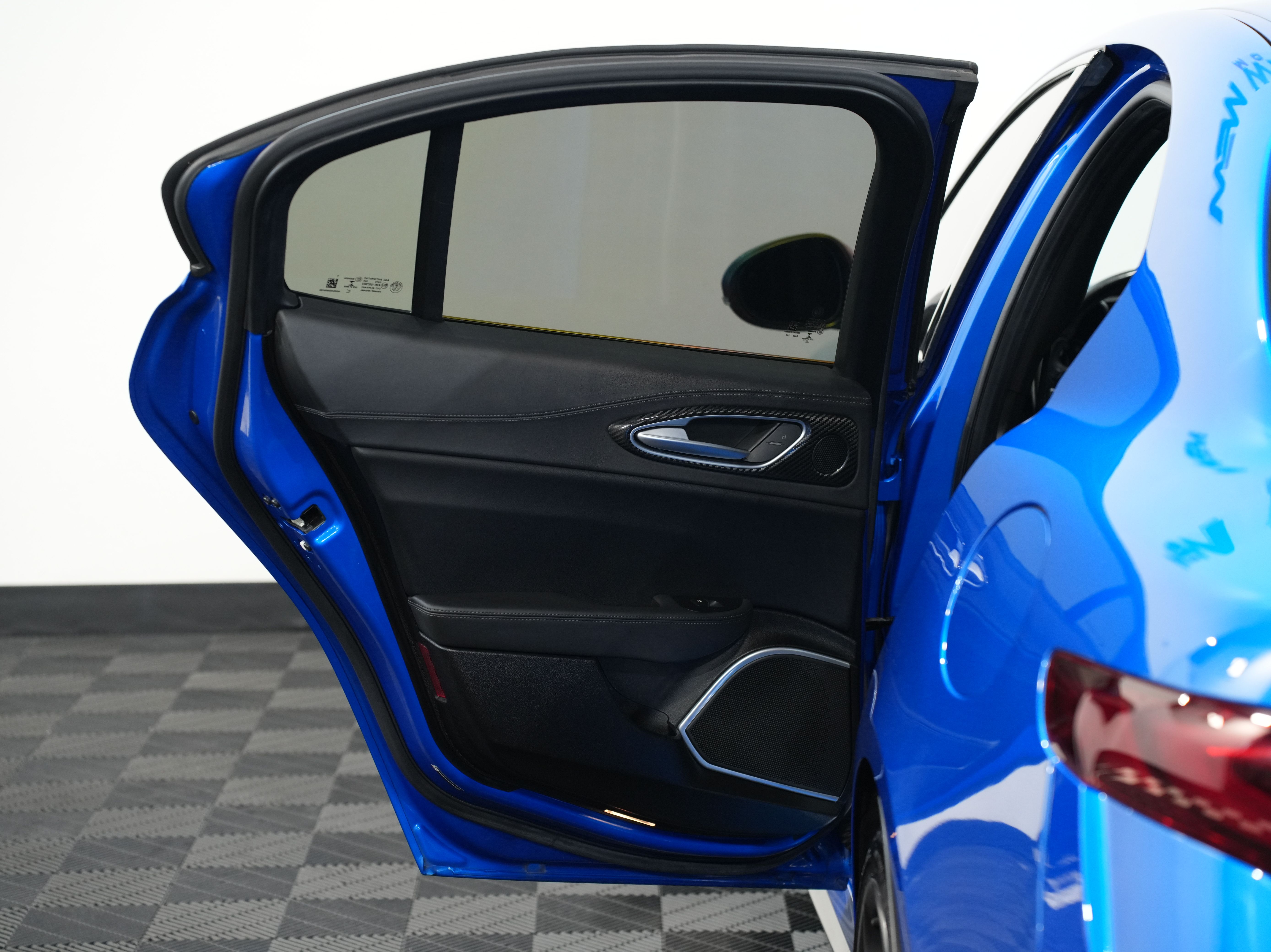 BLUE, 2019 ALFA ROMEO GIULIA Image 28