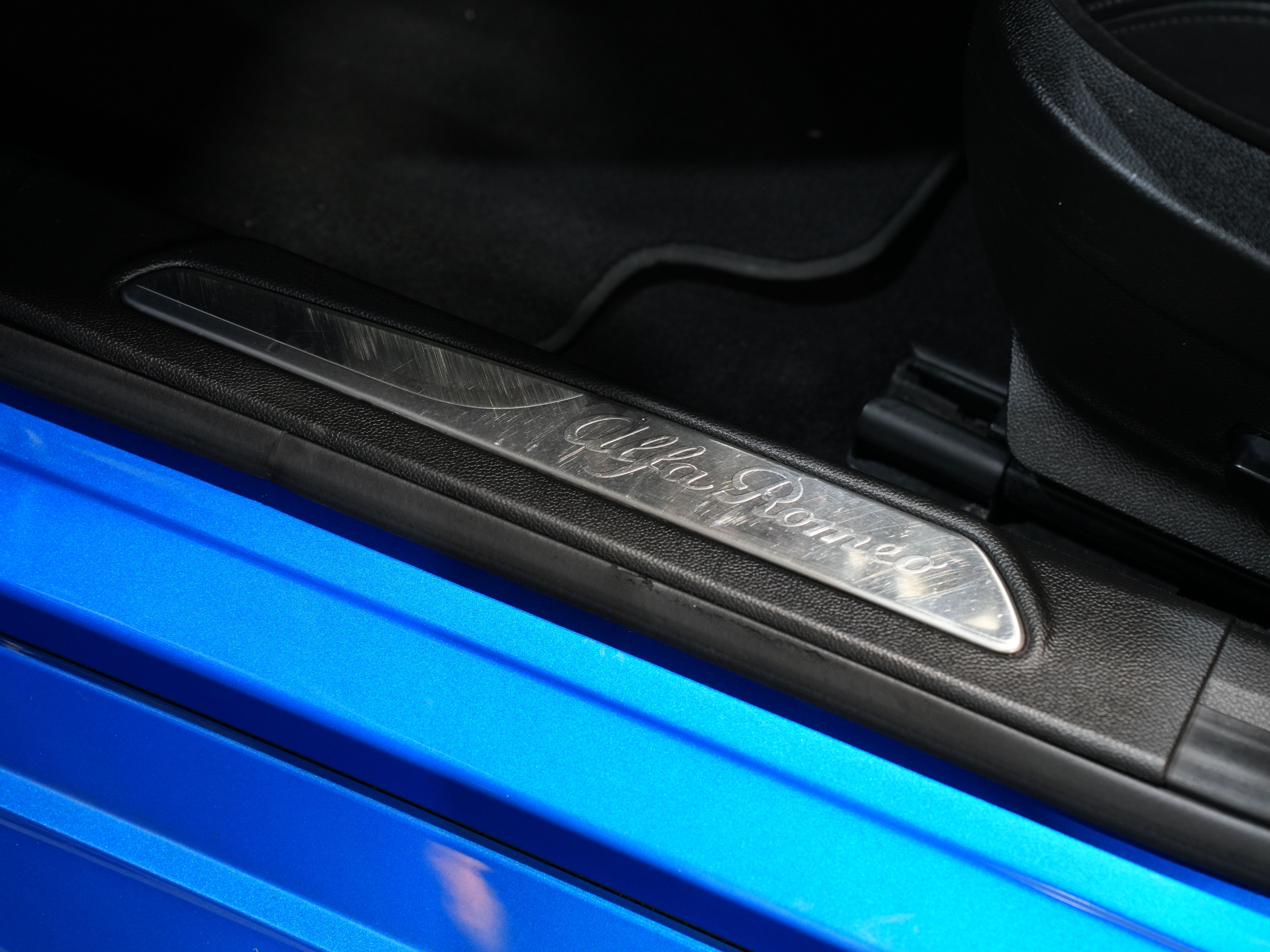 BLUE, 2019 ALFA ROMEO GIULIA Image 32