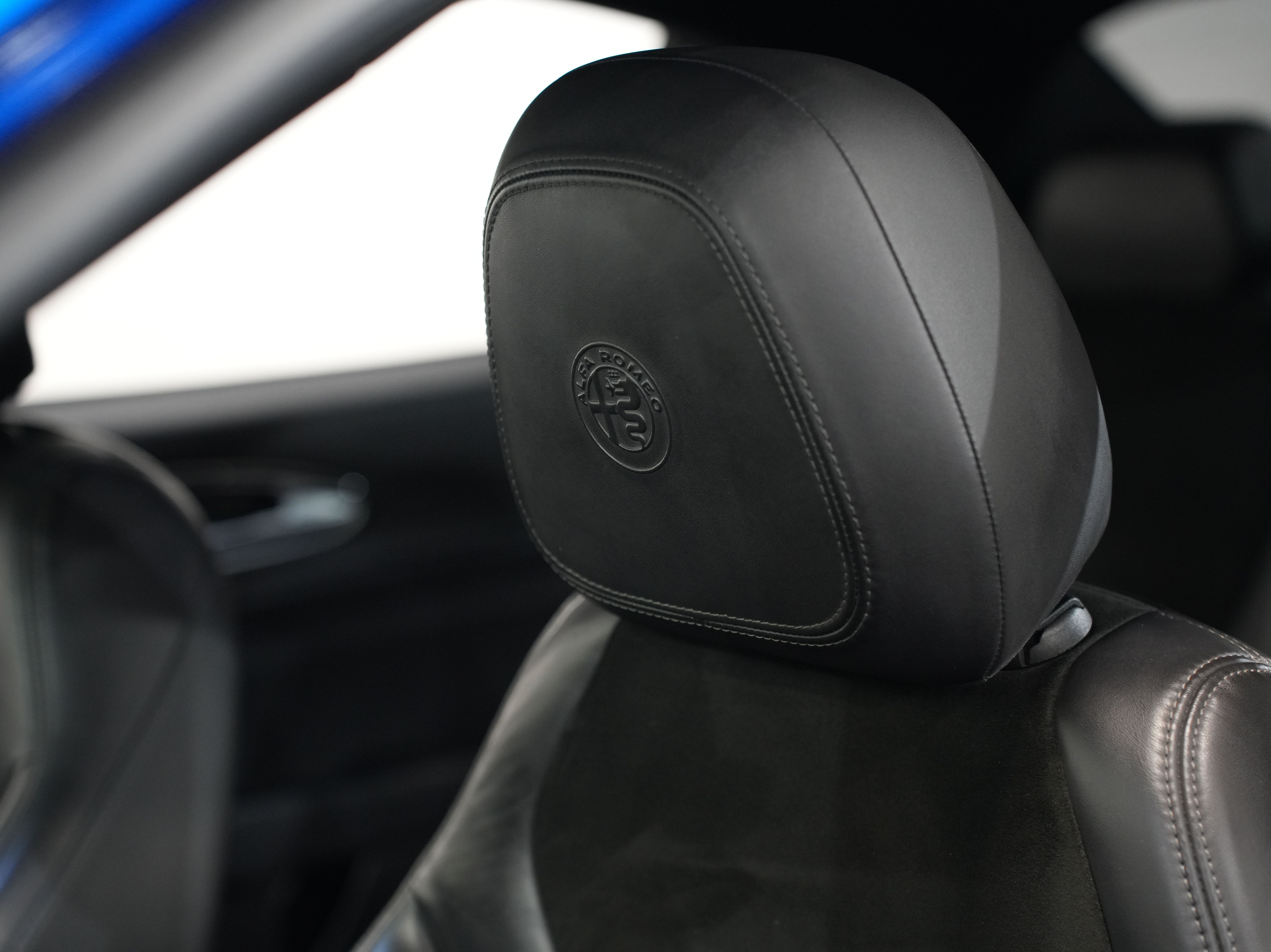 BLUE, 2019 ALFA ROMEO GIULIA Image 33