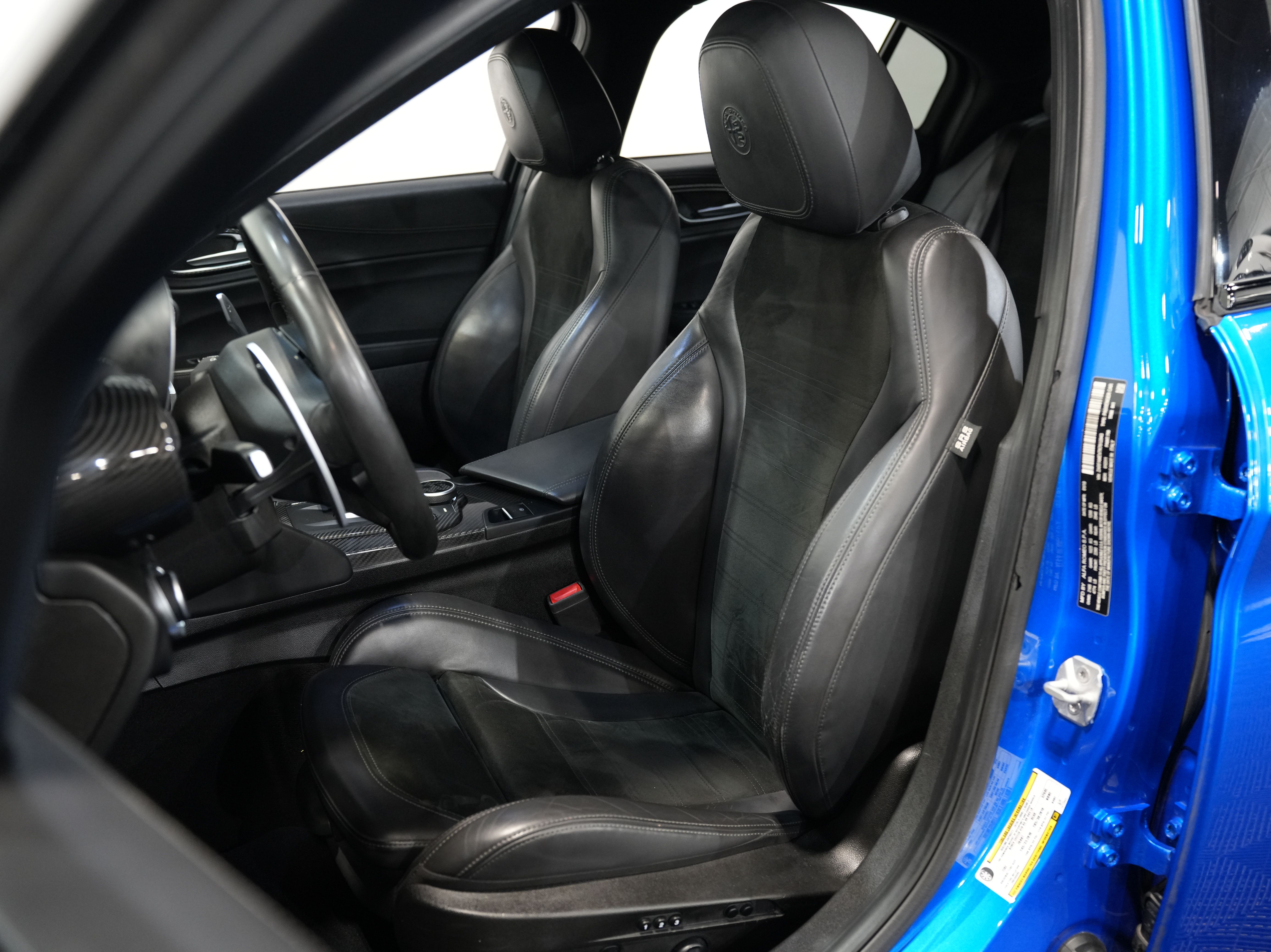 BLUE, 2019 ALFA ROMEO GIULIA Image 34
