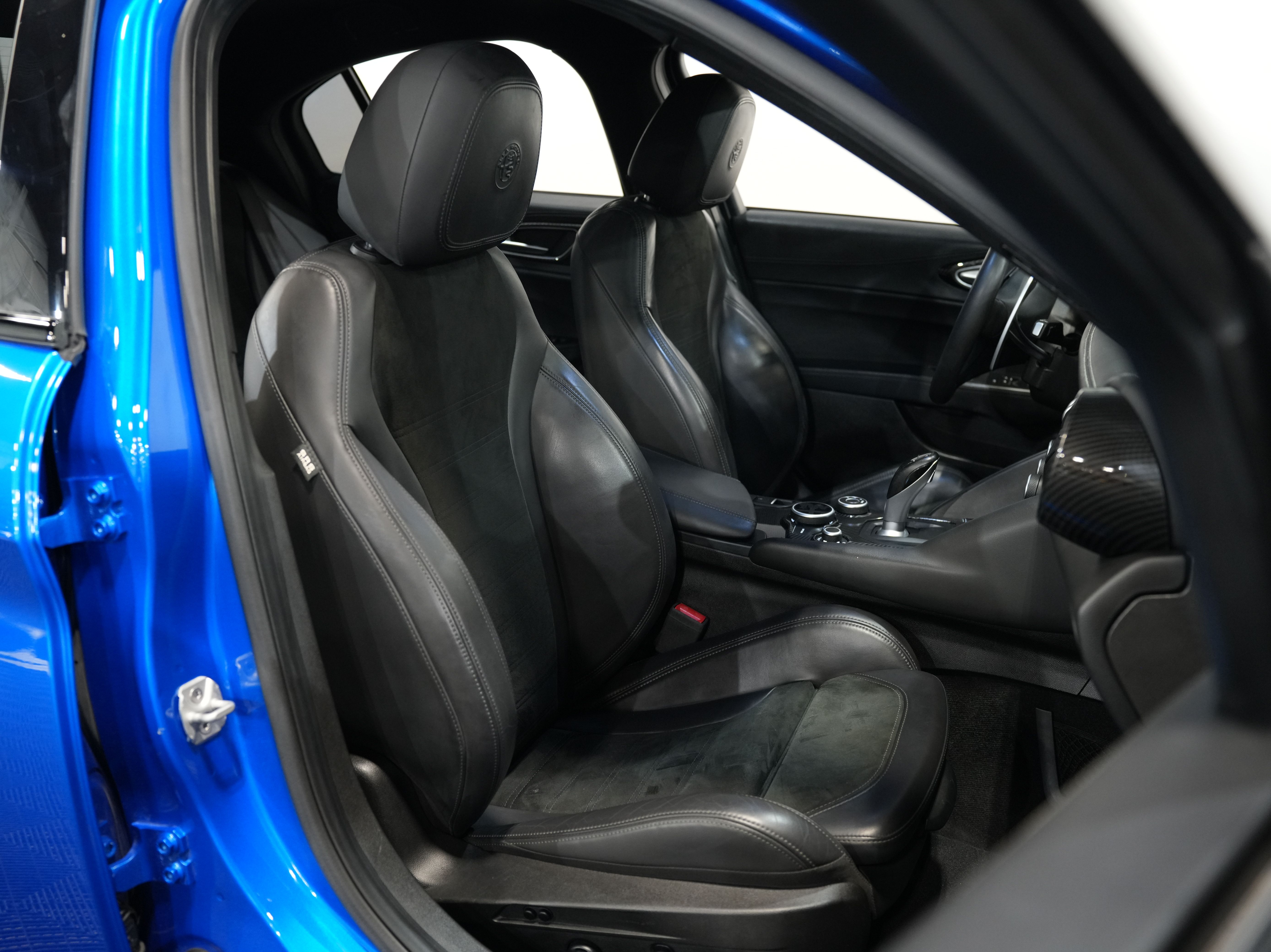 BLUE, 2019 ALFA ROMEO GIULIA Image 37