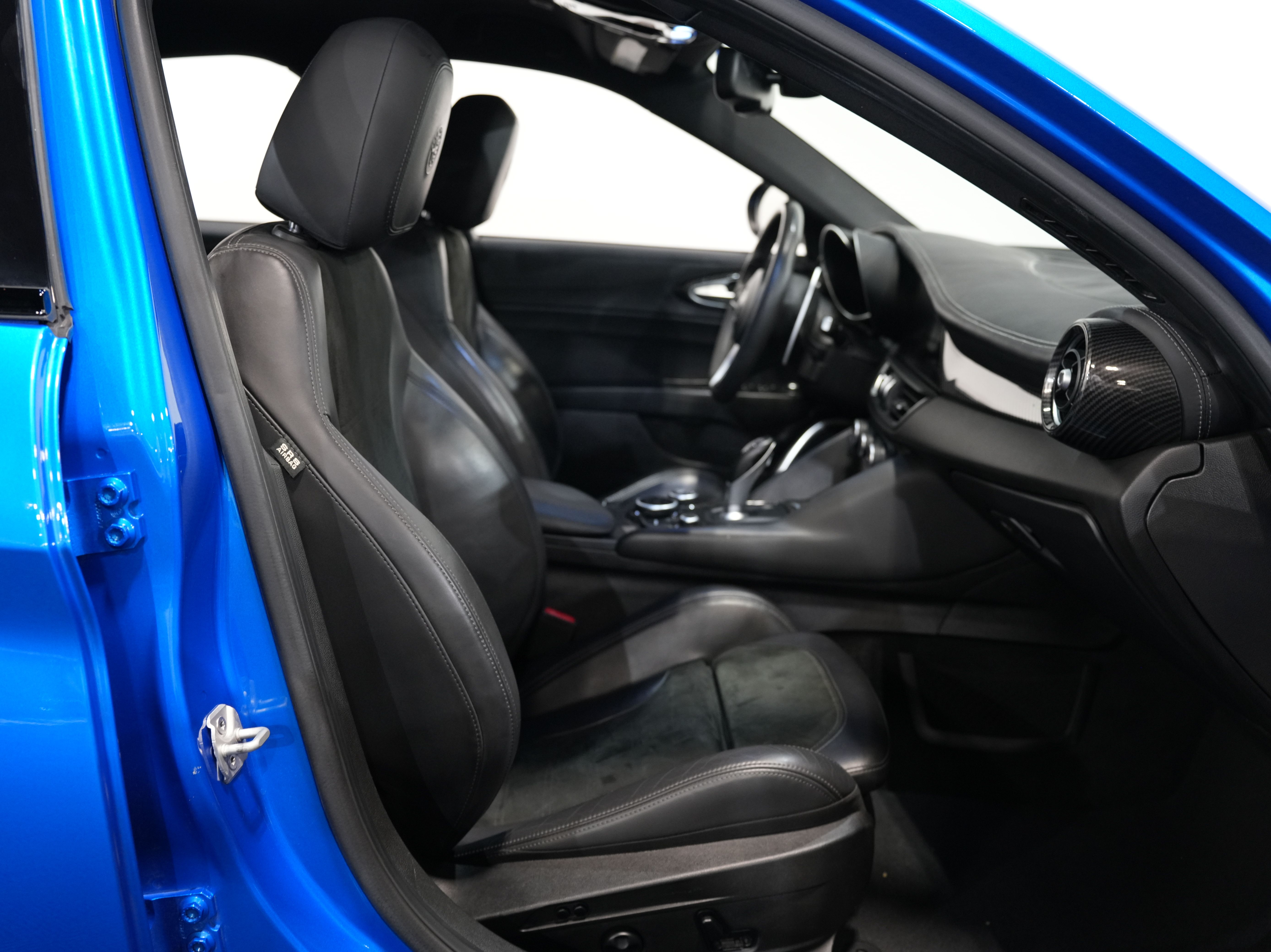 BLUE, 2019 ALFA ROMEO GIULIA Image 38