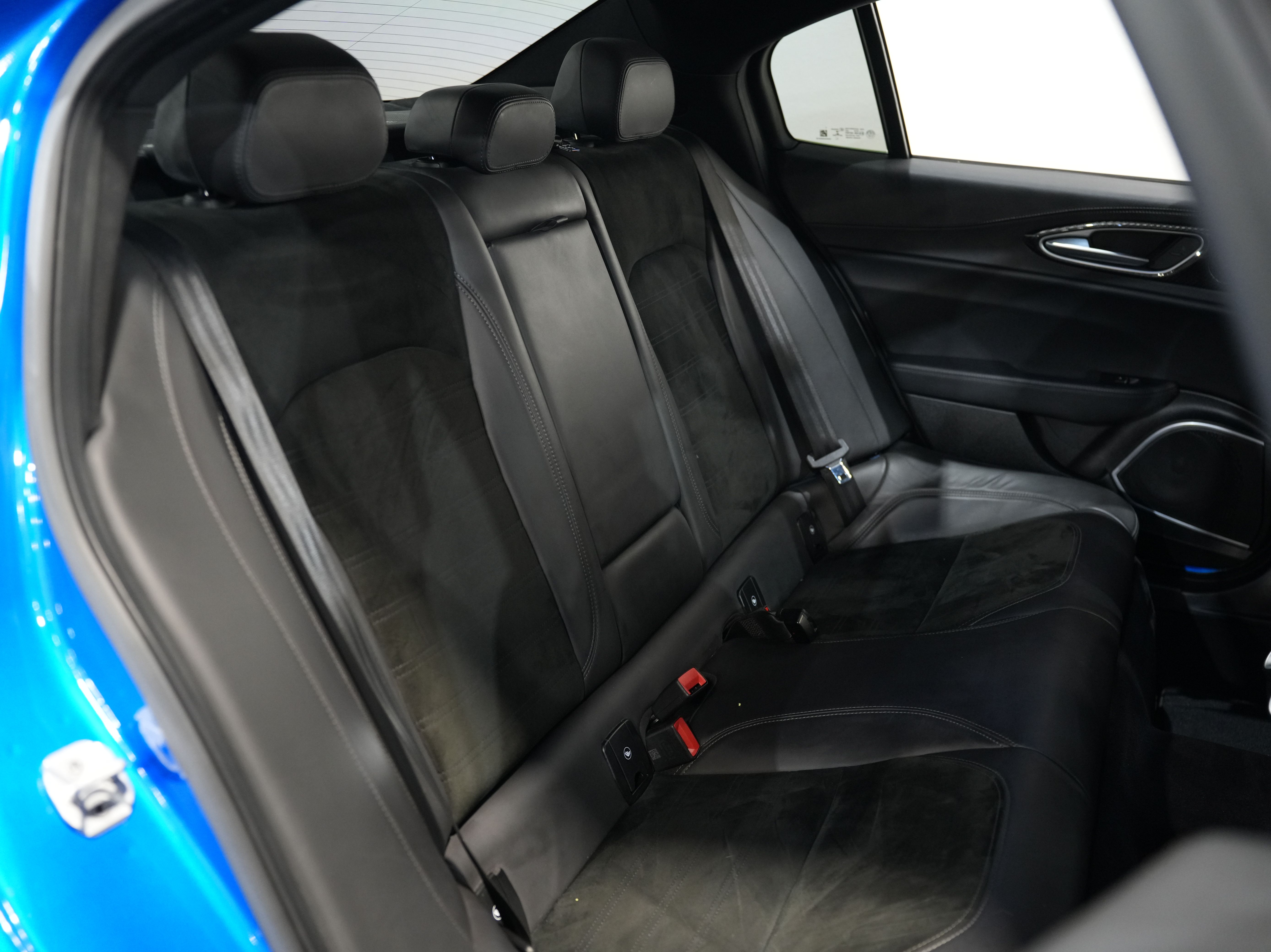 BLUE, 2019 ALFA ROMEO GIULIA Image 42