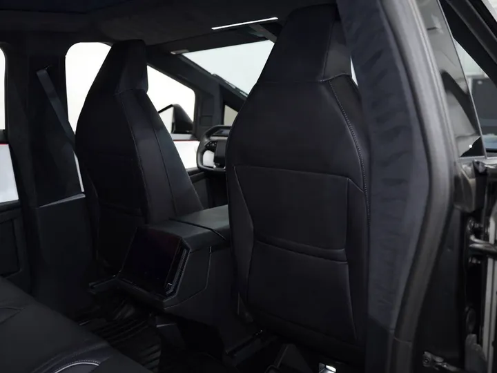 BLACK, 2024 TESLA CYBERTRUCK Image 41