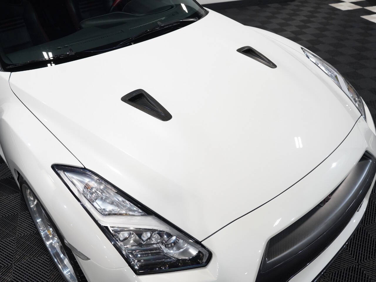PEARL WHITE, 2015 NISSAN GT-R Image 12