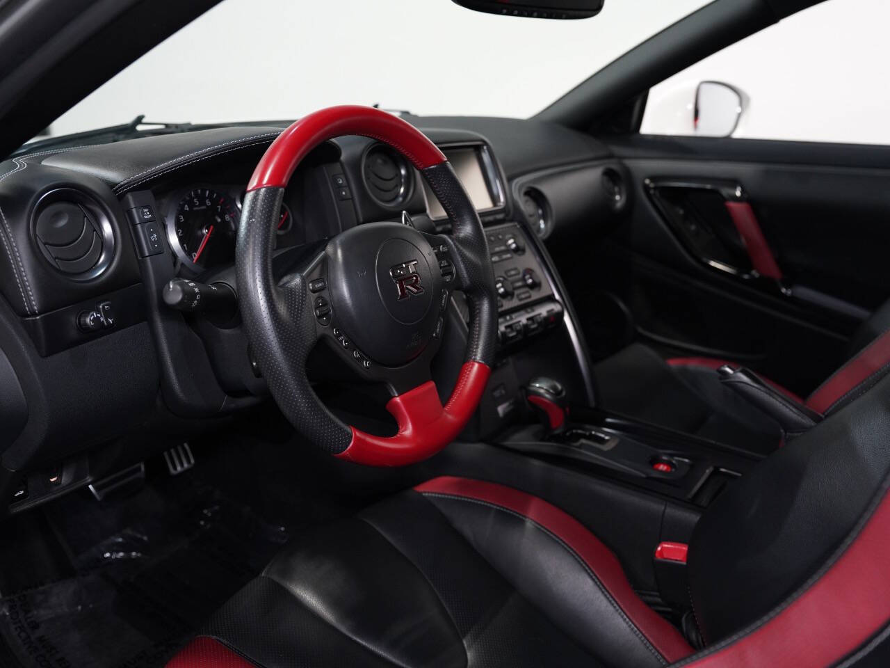 PEARL WHITE, 2015 NISSAN GT-R Image 31