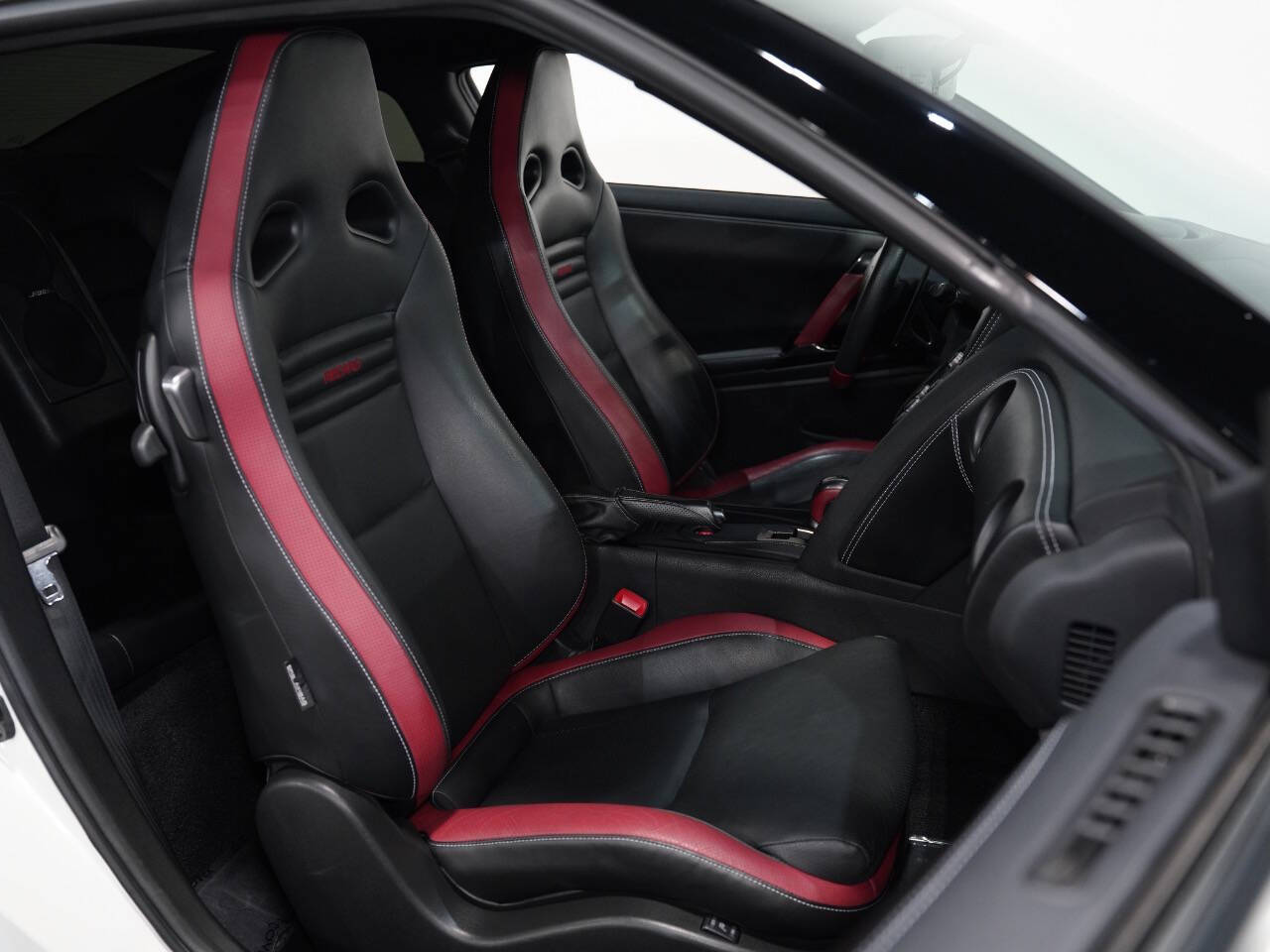 PEARL WHITE, 2015 NISSAN GT-R Image 32