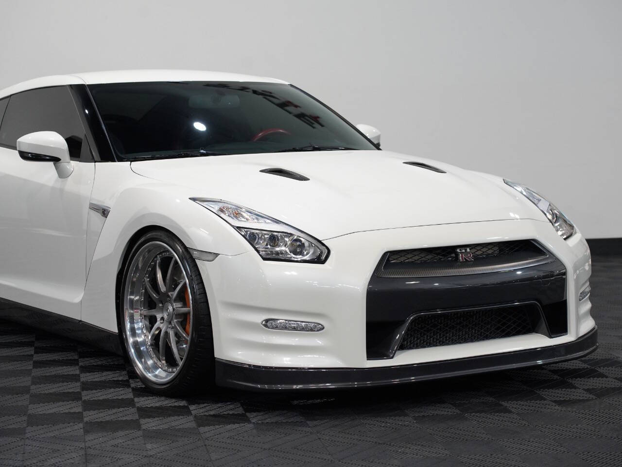 PEARL WHITE, 2015 NISSAN GT-R Image 9