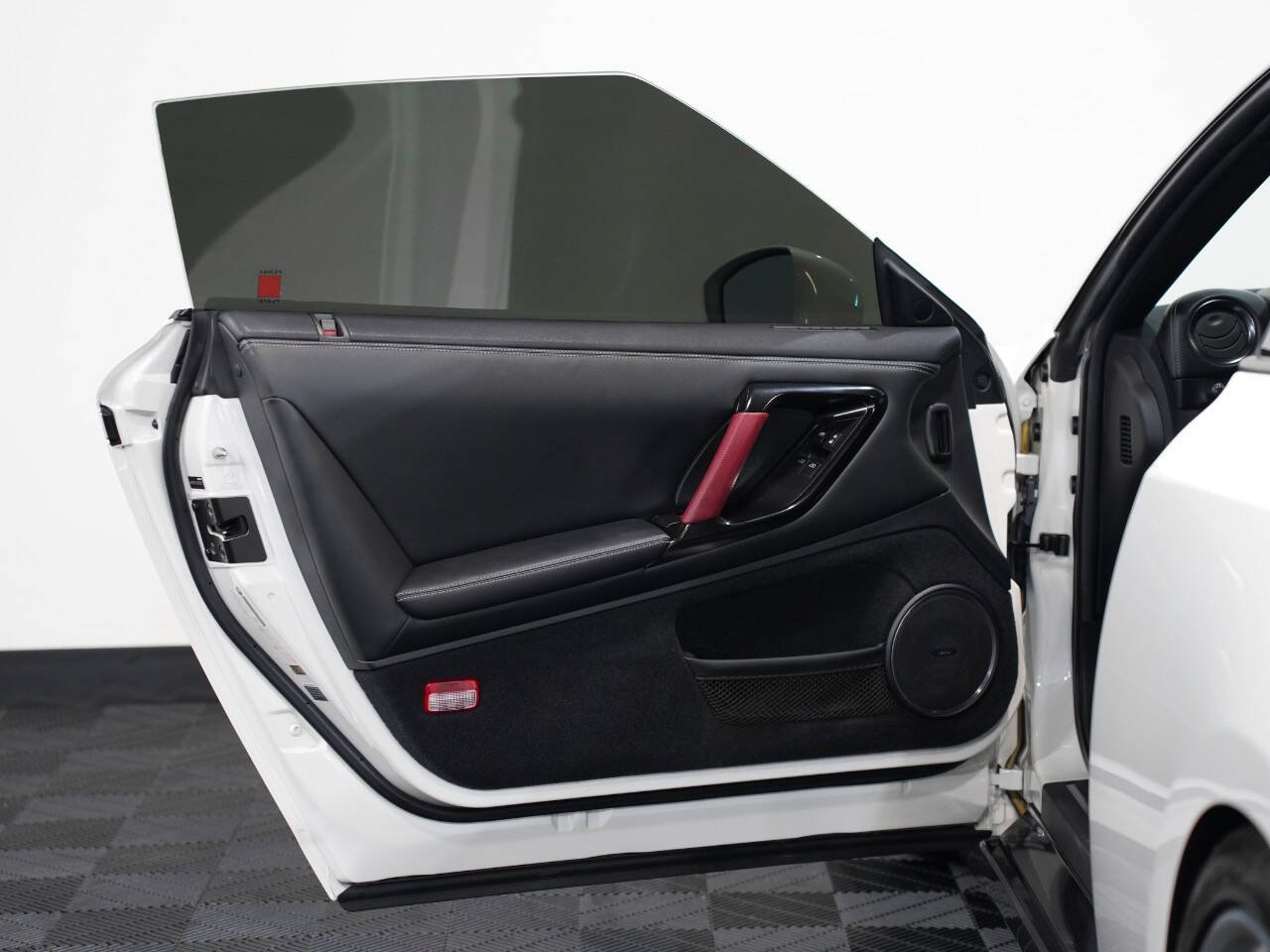PEARL WHITE, 2015 NISSAN GT-R Image 23