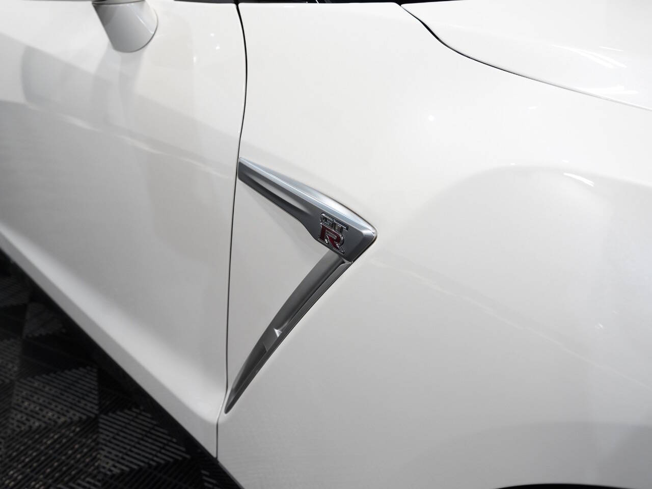 PEARL WHITE, 2015 NISSAN GT-R Image 15
