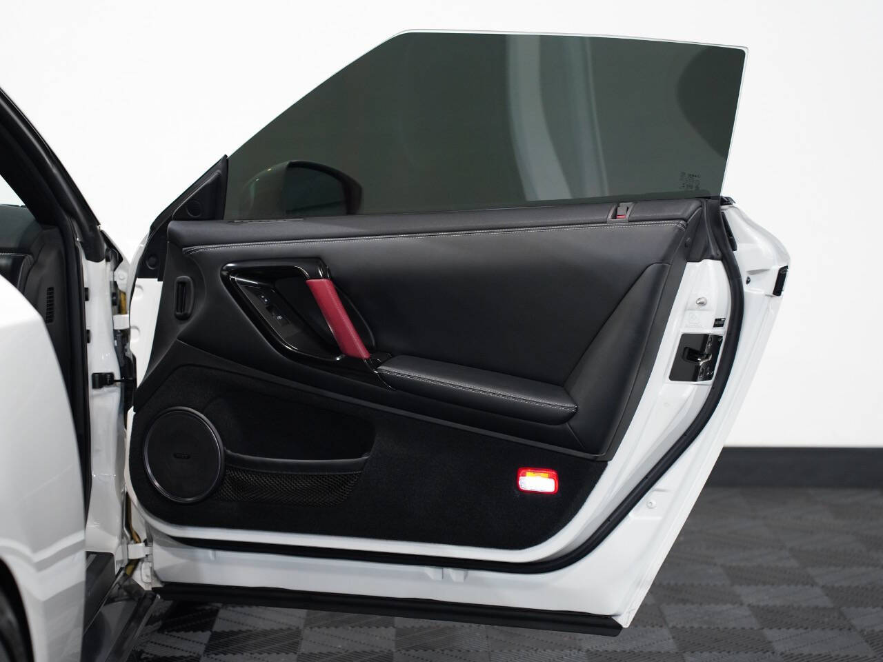 PEARL WHITE, 2015 NISSAN GT-R Image 25