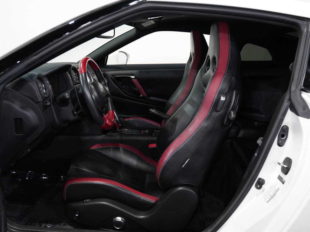 PEARL WHITE, 2015 NISSAN GT-R Image 30