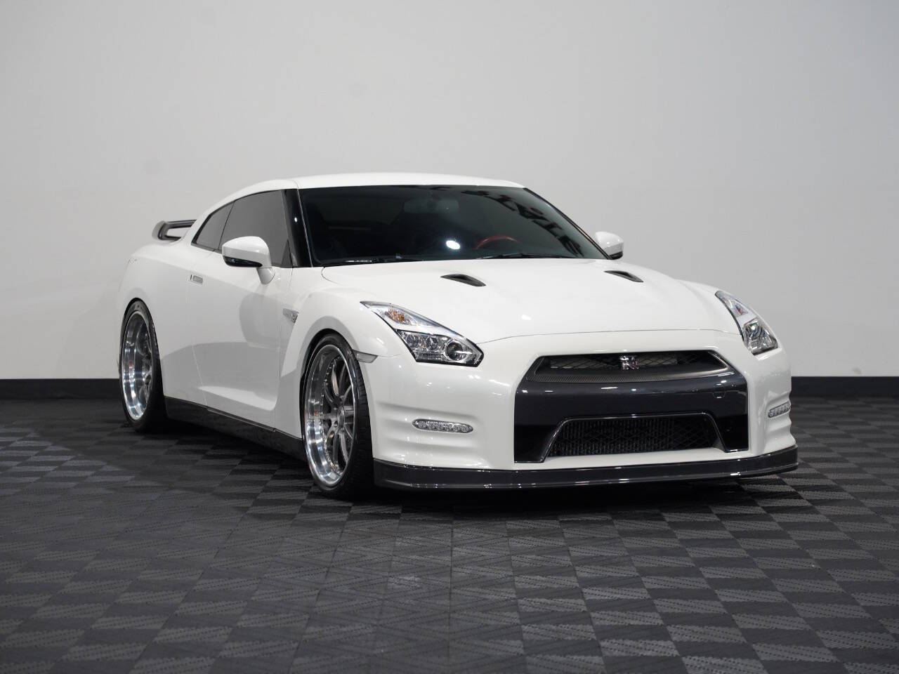 PEARL WHITE, 2015 NISSAN GT-R Image 5