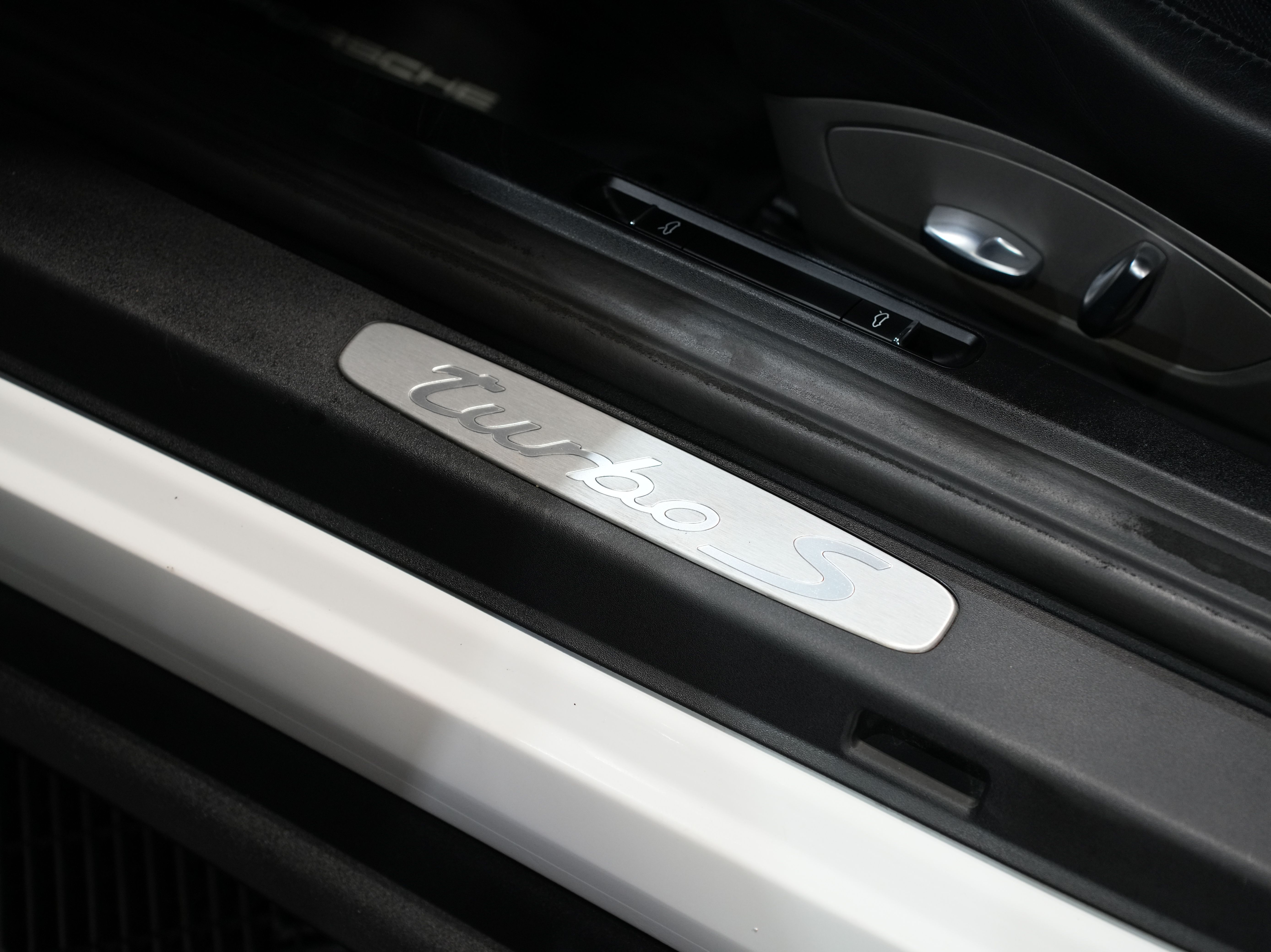 WHITE, 2014 PORSCHE 911 Image 28